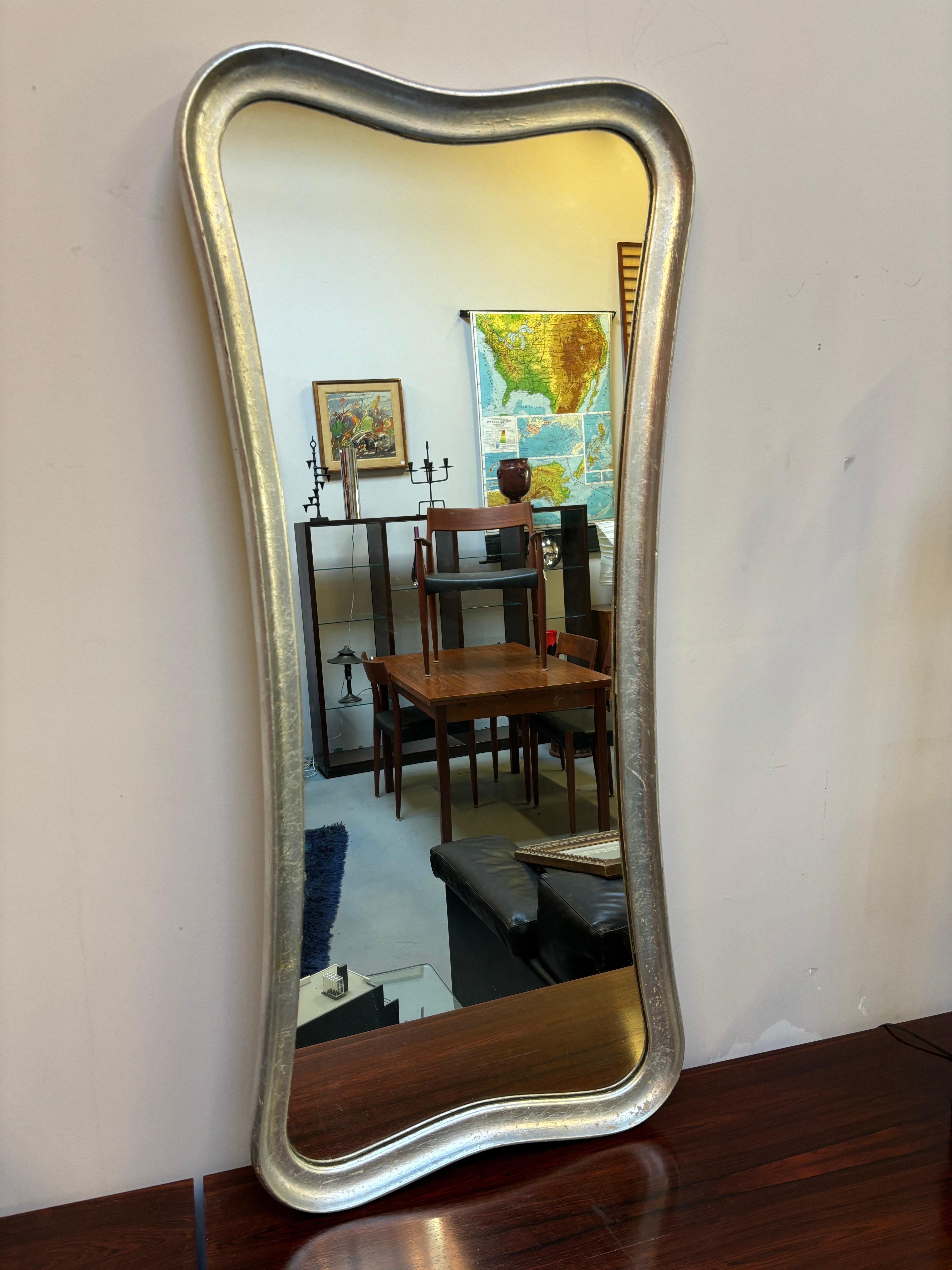 Gesso Specchio Hollywood Regency a foglie d'argento in vendita