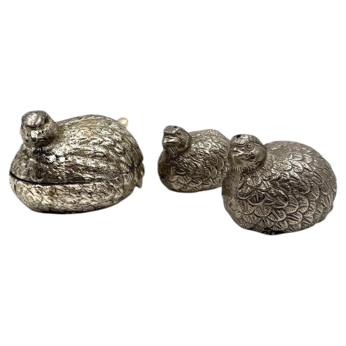 Hollywood Regency silver-plated quail-shaped salt and pepper shakers, Gucci Italy, 1970s For Sale