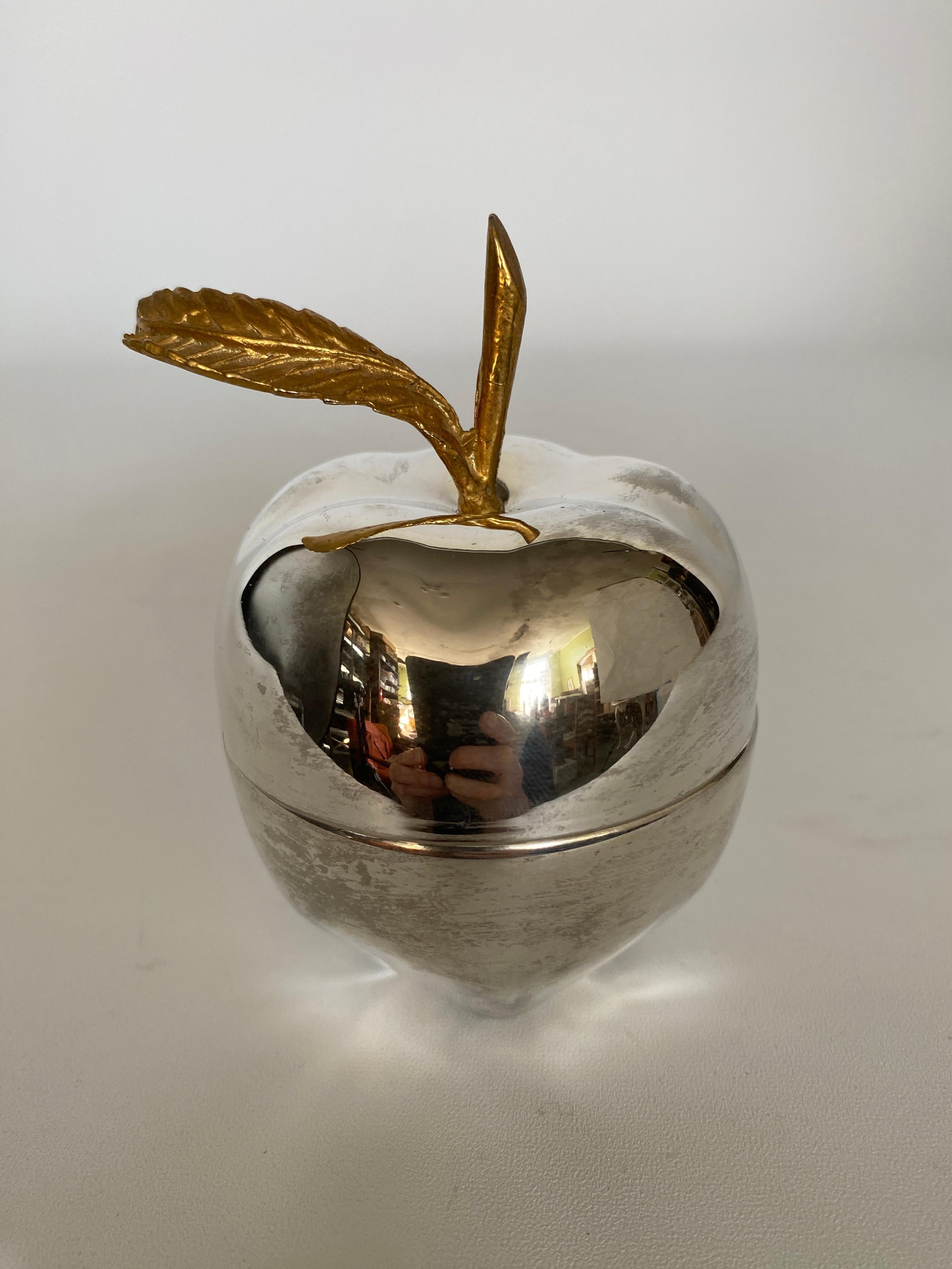 Caja de baratijas con manzana de latón y baño de plata de la Regencia de Hollywood 11