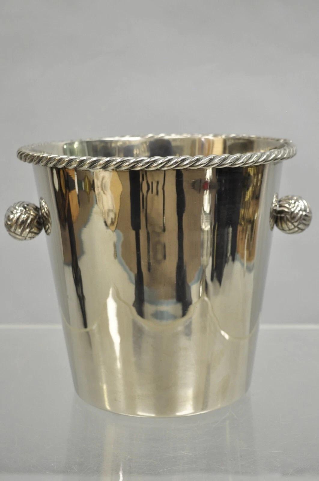 Cubitera enfriadora de champán chapada en plata de la época de la Regencia de Hollywood, con asas de doble nudo y borde con motivo de cuerda. Mediados del siglo XX. Medidas: 8,5