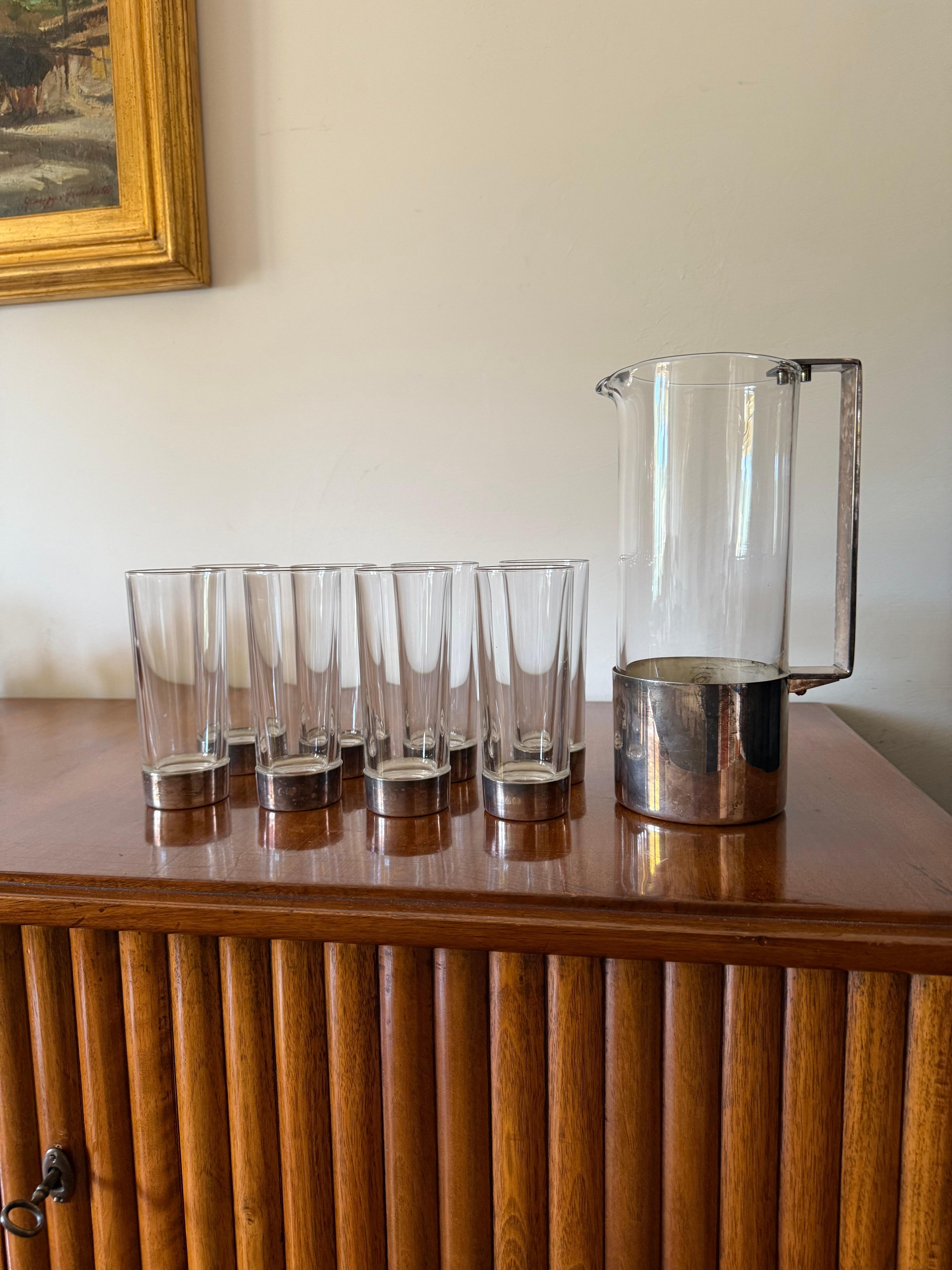 Important service à cocktail, Italie 1970

Plaqué argent, verre

Service composé d'une carafe et de 8 verres à section cylindrique en verre transparent avec base en métal argenté

H cm 27×11,5

H cm 15,5×6

Argent Marqué et signé.

État : excellent