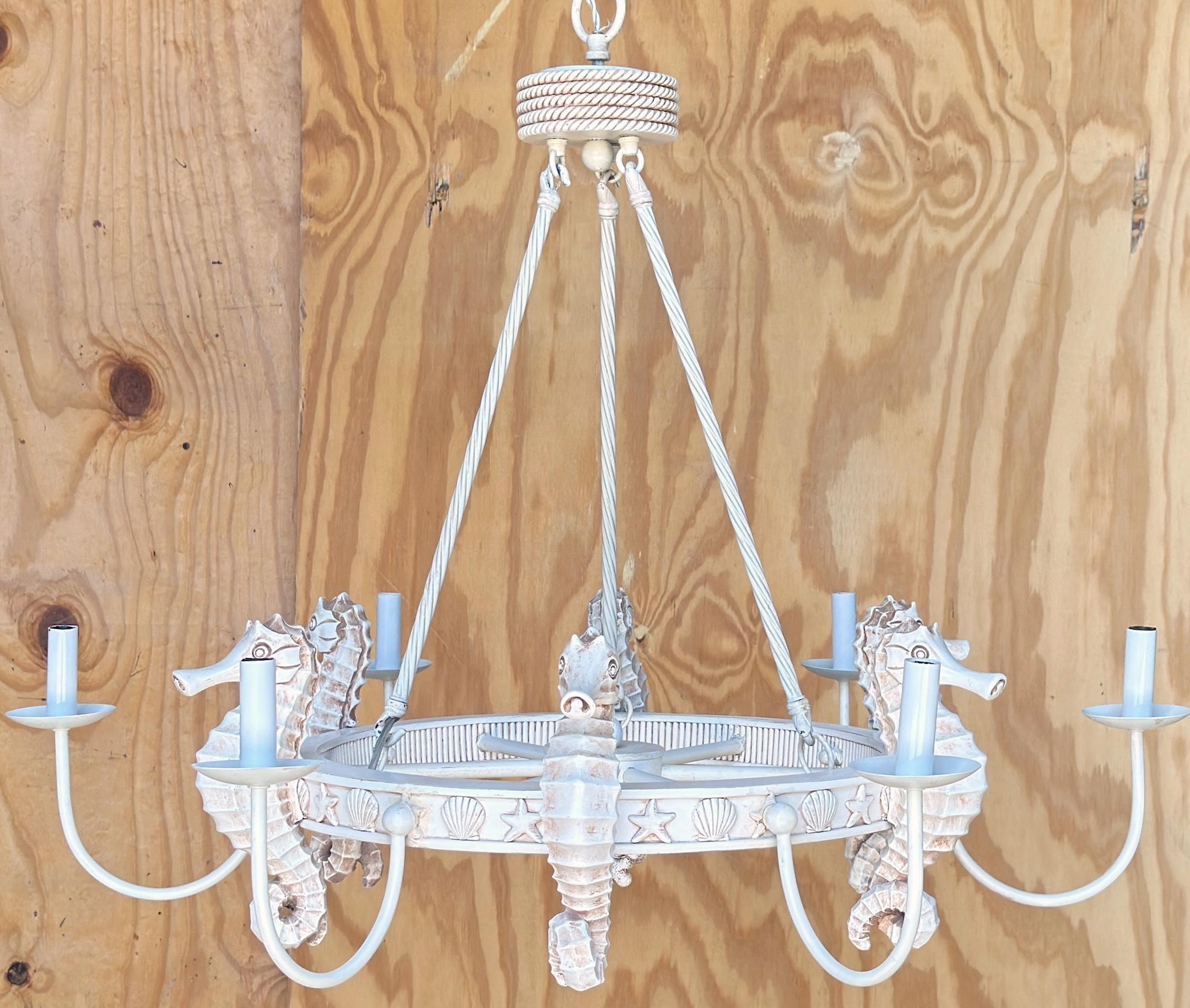 Lustre à six lumières à motif d'hippocampe et de corail Hollywood Regency, circa 1970

Il s'agit d'une pièce exquise qui incarne l'élégance côtière avec une touche de glamour vintage. Fabriqué en métal polychromé/lavé à la chaux, en plâtre et en