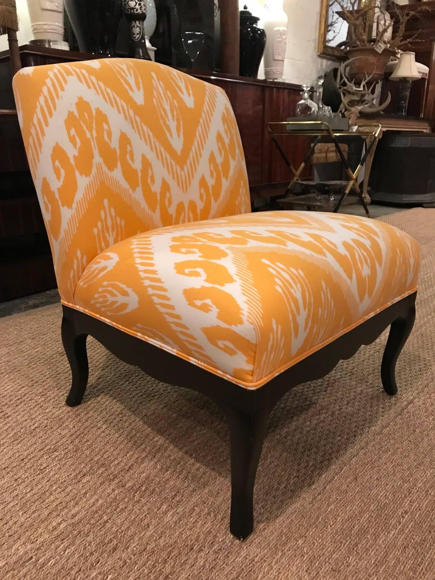 Chaise pantoufle Hollywood Regency en tissu Ikat Michelle Nussbaumer Excellent état - En vente à Dallas, TX