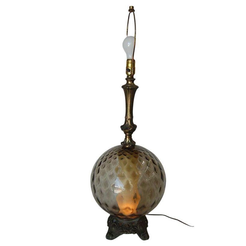 Paire de lampes de table de style Hollywood Regency en verre fumé texturé avec une lumière d'accentuation intérieure.

Mesures : 28
