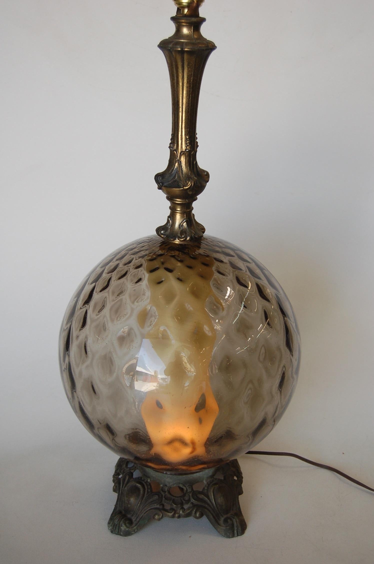 Paar Hollywood-Regency-Tischlampen aus strukturiertem Rauchglas mit innerem Glühlicht und Akzent.

Maße: 28
