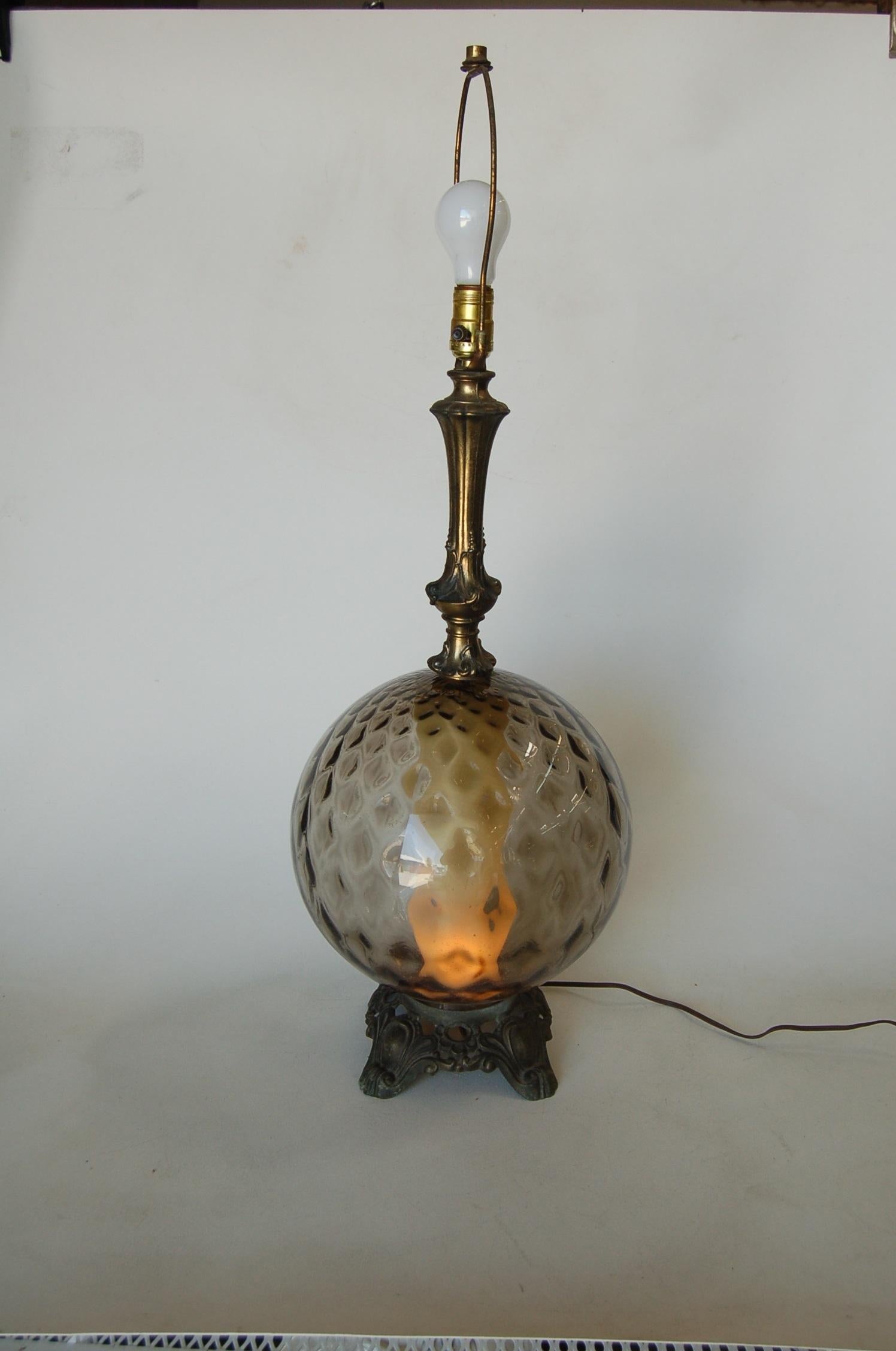 Hollywood Regency-Tischlampen aus Rauchblasenglas mit leuchtendem Akzent (amerikanisch) im Angebot