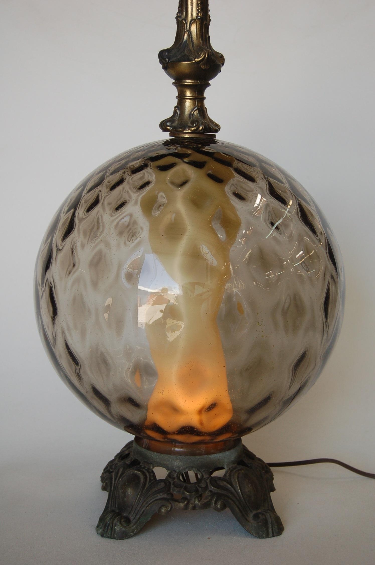 Hollywood Regency-Tischlampen aus Rauchblasenglas mit leuchtendem Akzent (Mitte des 20. Jahrhunderts) im Angebot