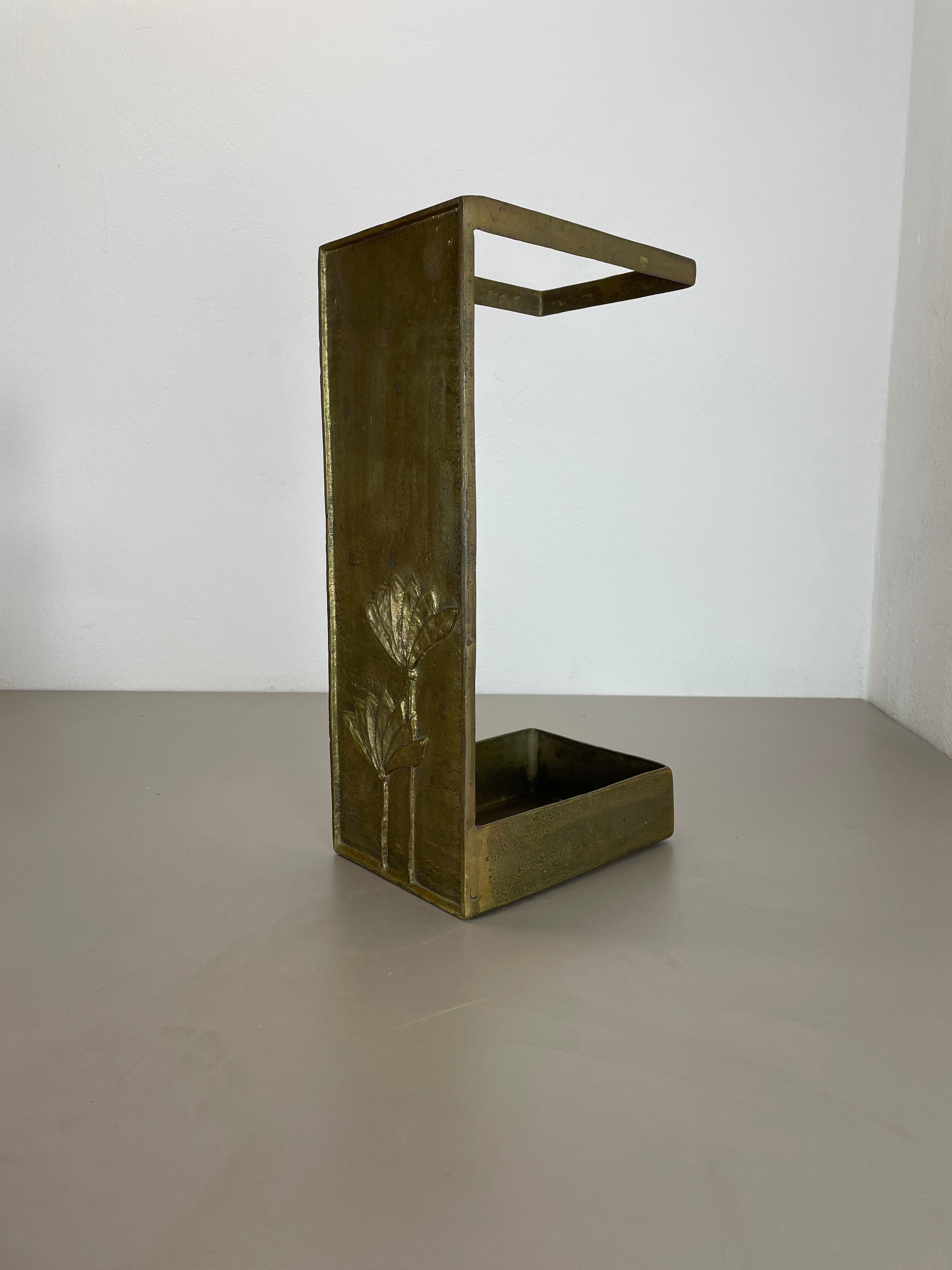 Article:

Umbrella stand Hollywood Regency.


Origin:

Italy


Age:

1970s


This original vintage Hollywood Regency umbrella stand was produced in the 1970s in Italy. It is made of solid brass and has very nice formed brass CUBIC Shade. from top to