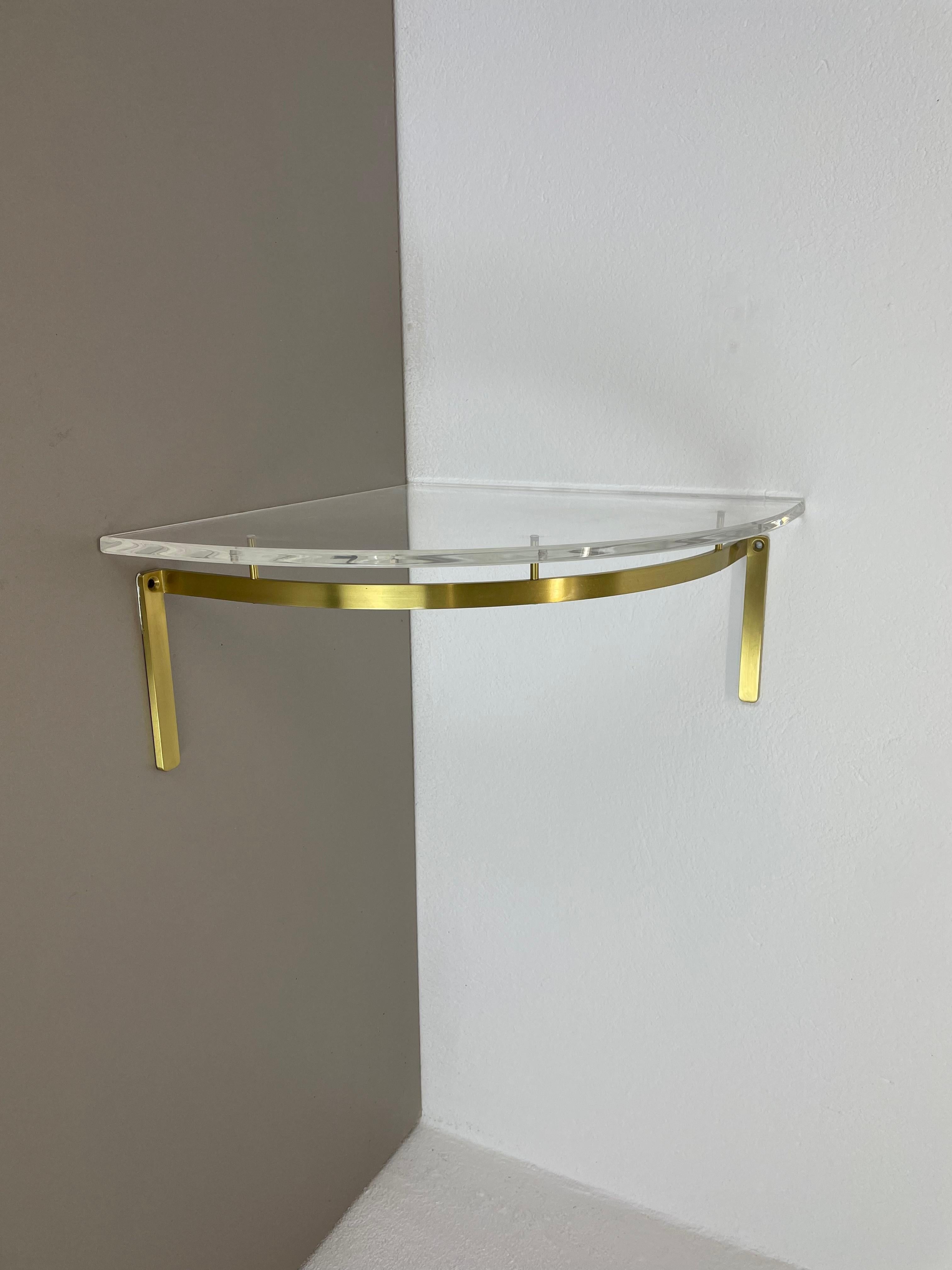Mid-Century moderno Hollywood Regency Unità da parete angolare in ottone massiccio e vetro acrilico, Italia anni '70 in vendita