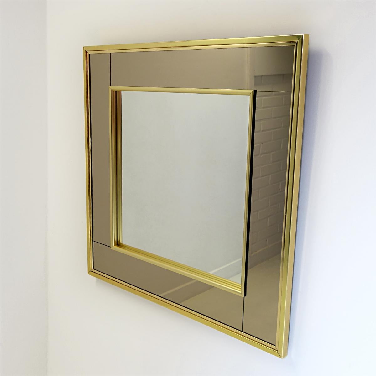 Hollywood Regency Quadratischer zweifarbiger Spiegel mit Messingrahmen (20. Jahrhundert) im Angebot