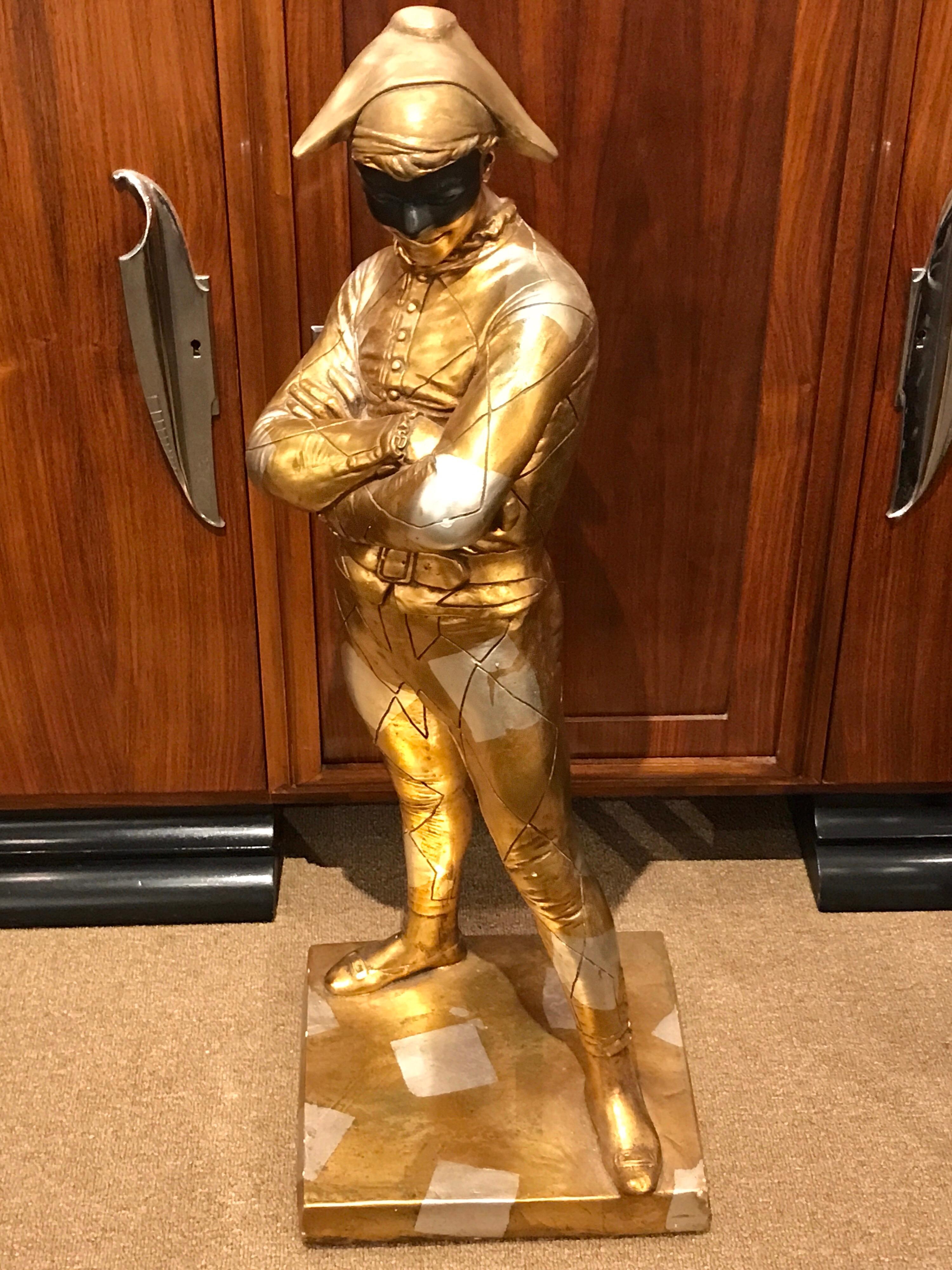Sculpture d'arlequin sur pied de style Régence Hollywoodienne, en or et argent, d'après la sculpture 