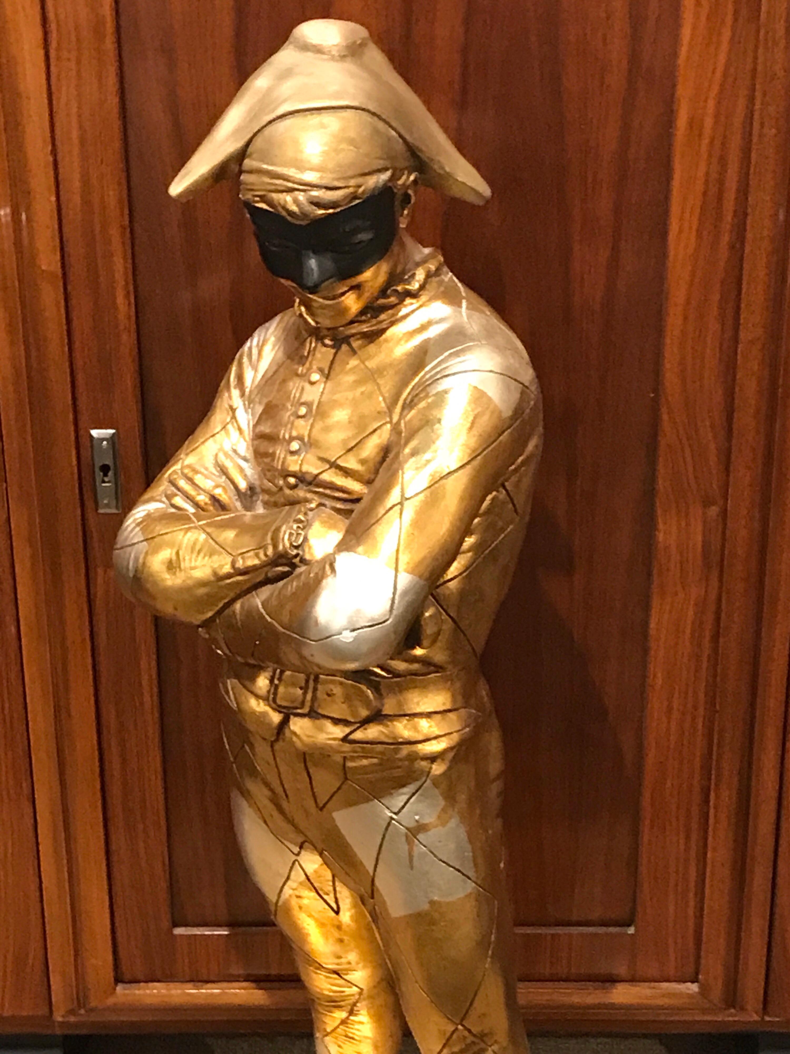 Calco Scultura di Arlecchino in piedi in oro e argentato Hollywood Regency in vendita