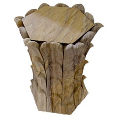 Table d'appoint « Hollywood Regency » en pierre (teck arc-en-ciel), avec piédestal en bambou sculpté