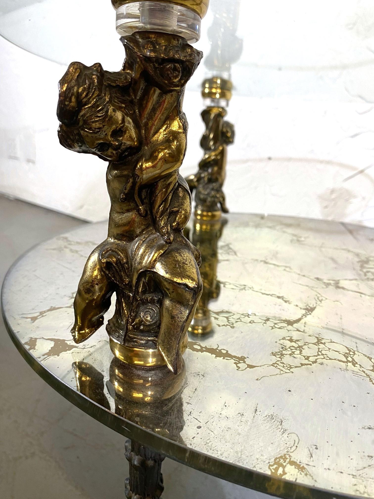 Tables d'extrémité en verre à 2 niveaux de style Hollywood Regency, lot de 2 Bon état - En vente à Pomona, CA
