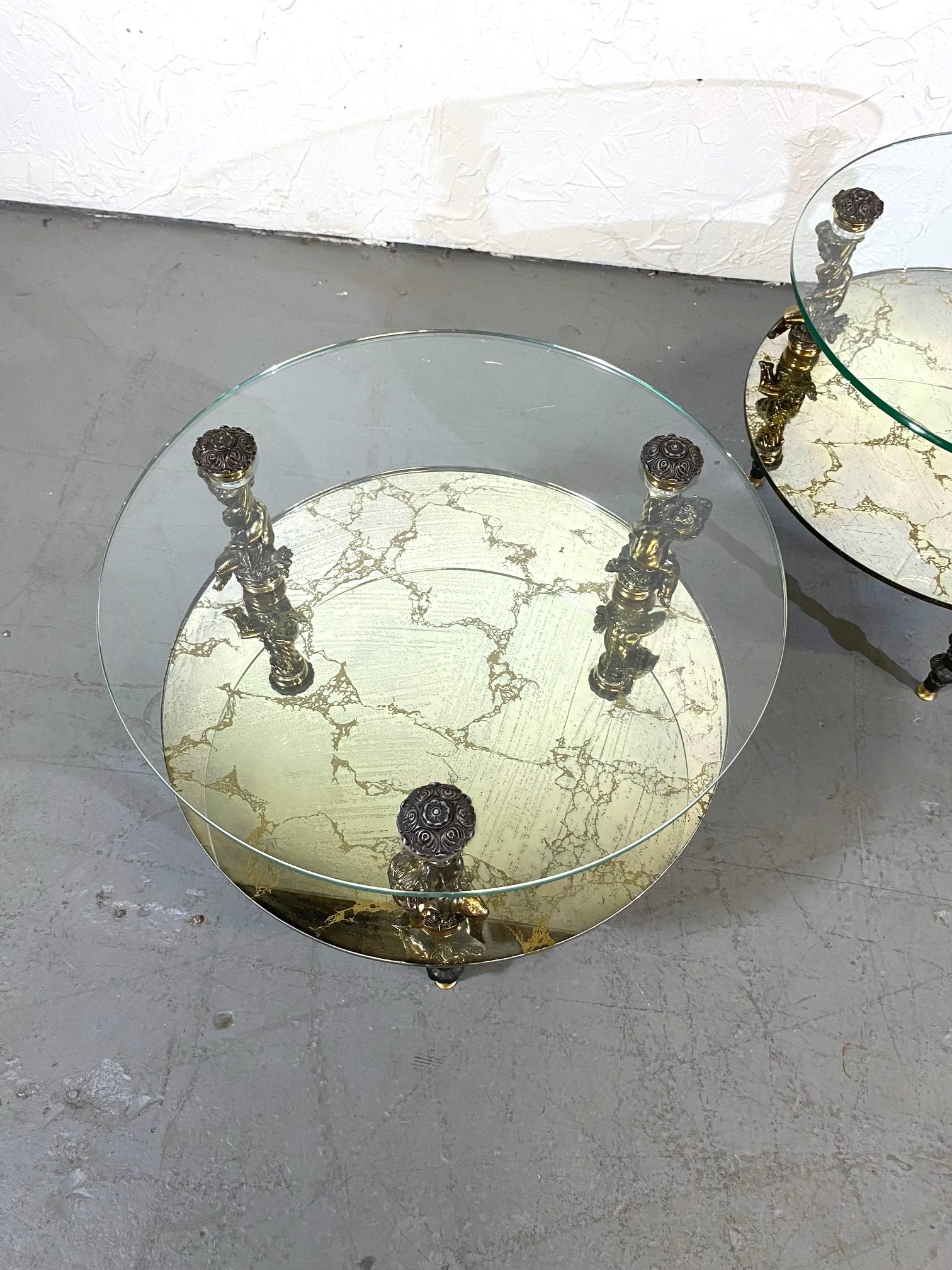 Milieu du XXe siècle Tables d'extrémité en verre à 2 niveaux de style Hollywood Regency, lot de 2 en vente