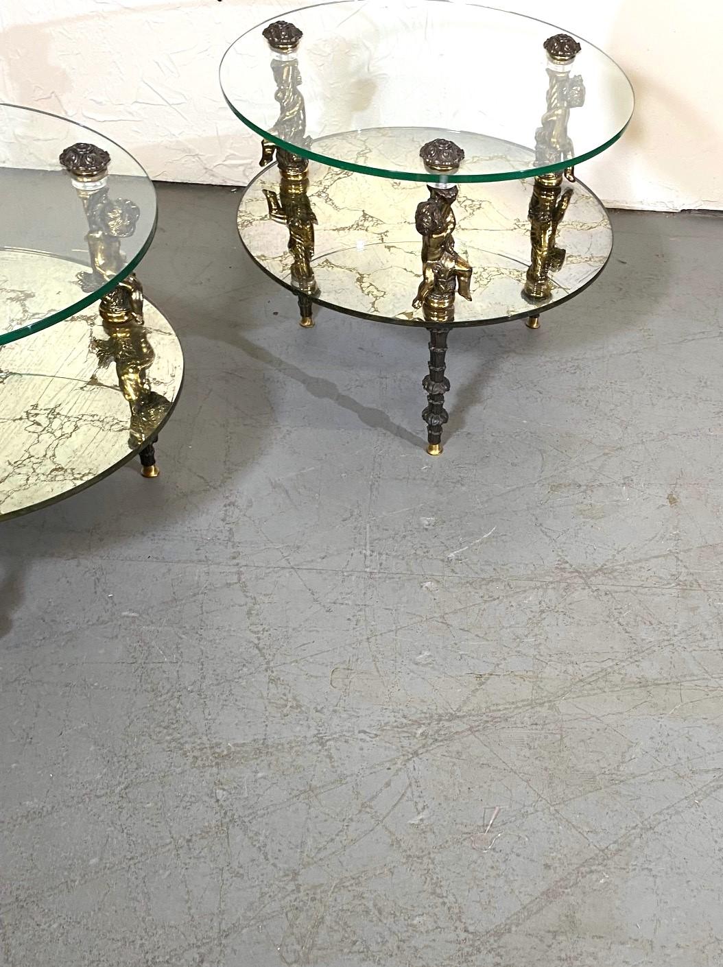 Laiton Tables d'extrémité en verre à 2 niveaux de style Hollywood Regency, lot de 2 en vente