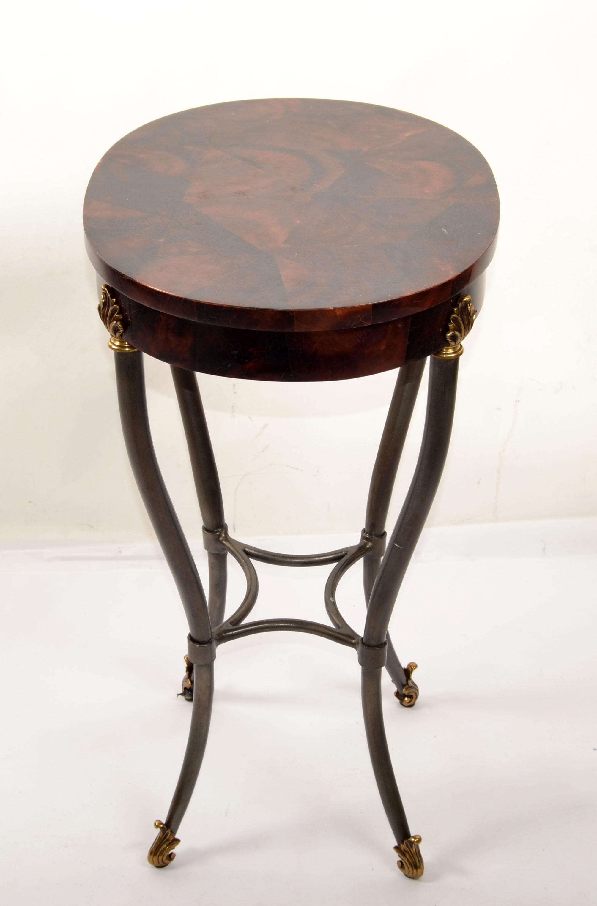 Effet bois Table d'appoint ovale style Hollywood Regency Faux Tessellés Horn Brass Decor en vente