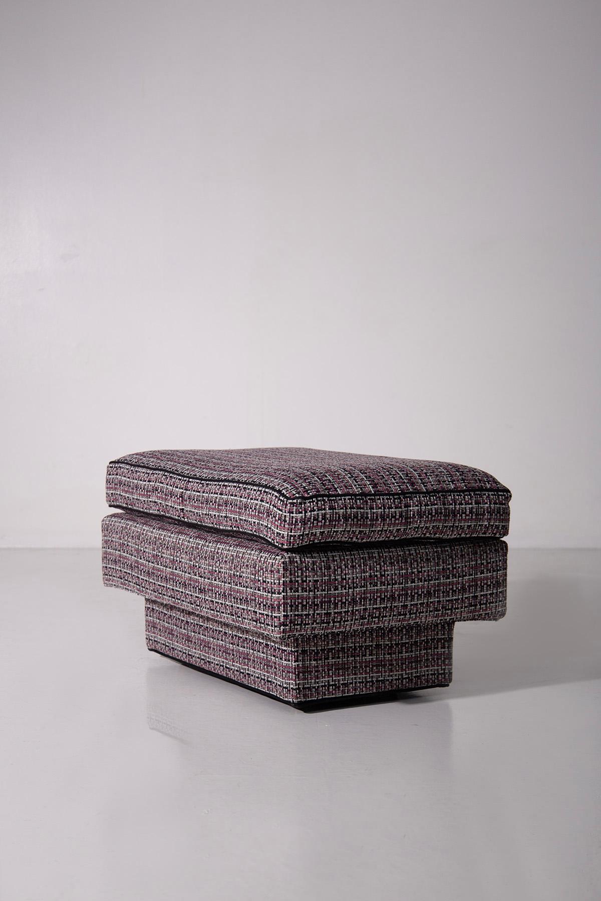 Este sofisticado sillón Club de los años 60, diseñado en el icónico estilo Hollywood Regency, está tapizado en una lujosa tela de Missoni. Conocido por sus vibrantes y ricos estampados, el tejido Missoni añade una capa de elegancia y estilo a la