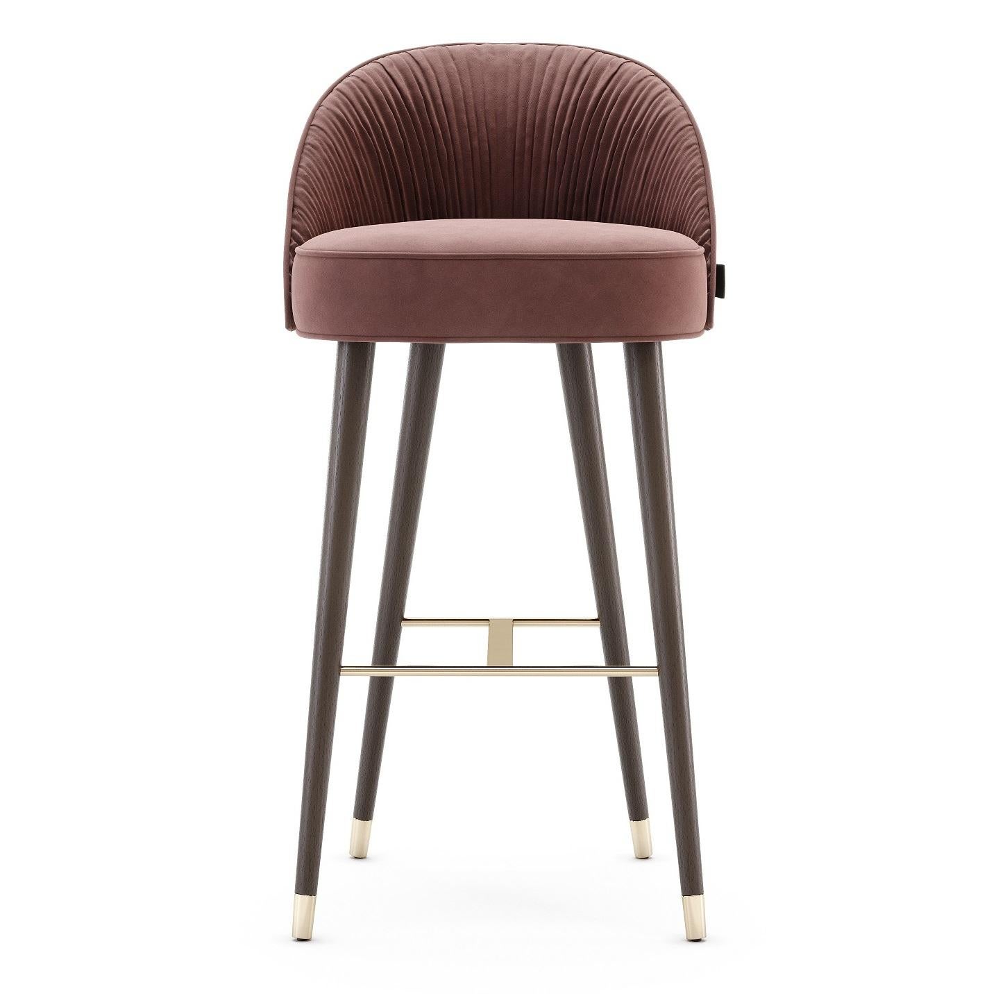 Les chaises de bar contemporaines ont un design stimulant, car elles combinent élégamment des techniques de couture faites à la main, du bois et du métal. Leurs formes s'inspirent de la couture française unique et chaque détail s'intègre avec