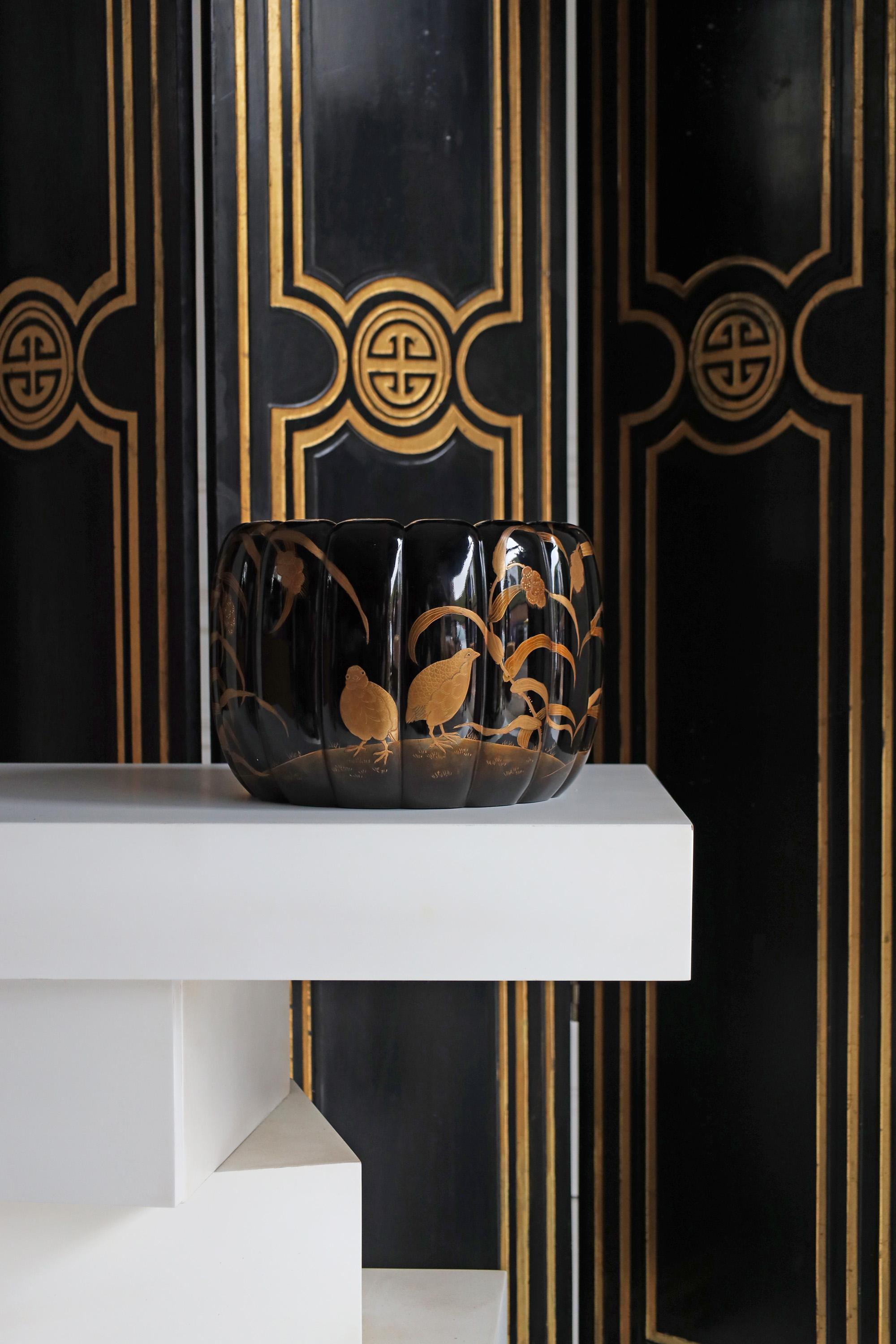 Ein schwarzer Paravent im Vintage-Stil mit vier Paneelen mit goldenen Medaillon-Motiven und Randdetails.