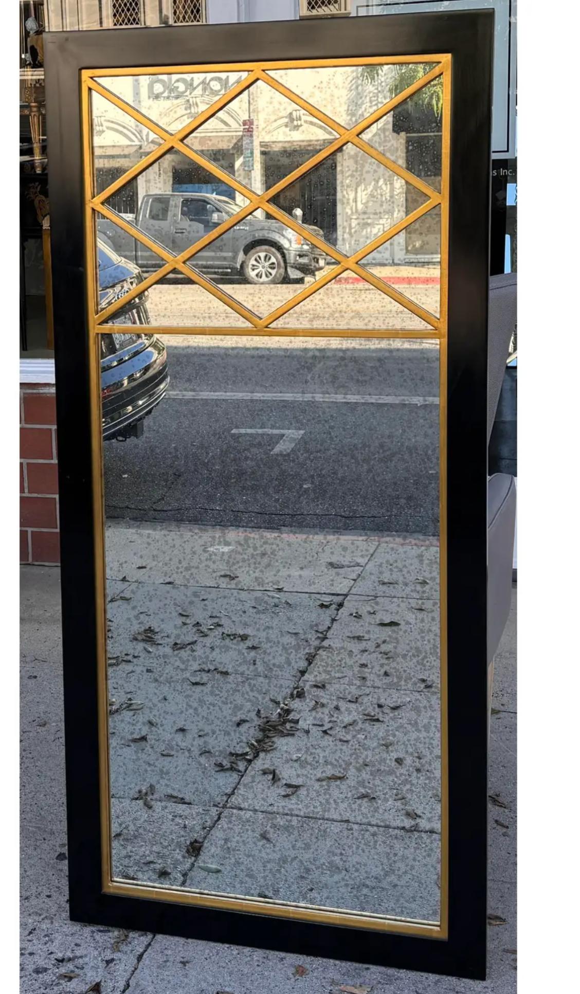 Specchio in legno dorato nero e oro in stile Hollywood Regency In condizioni buone in vendita a LOS ANGELES, CA