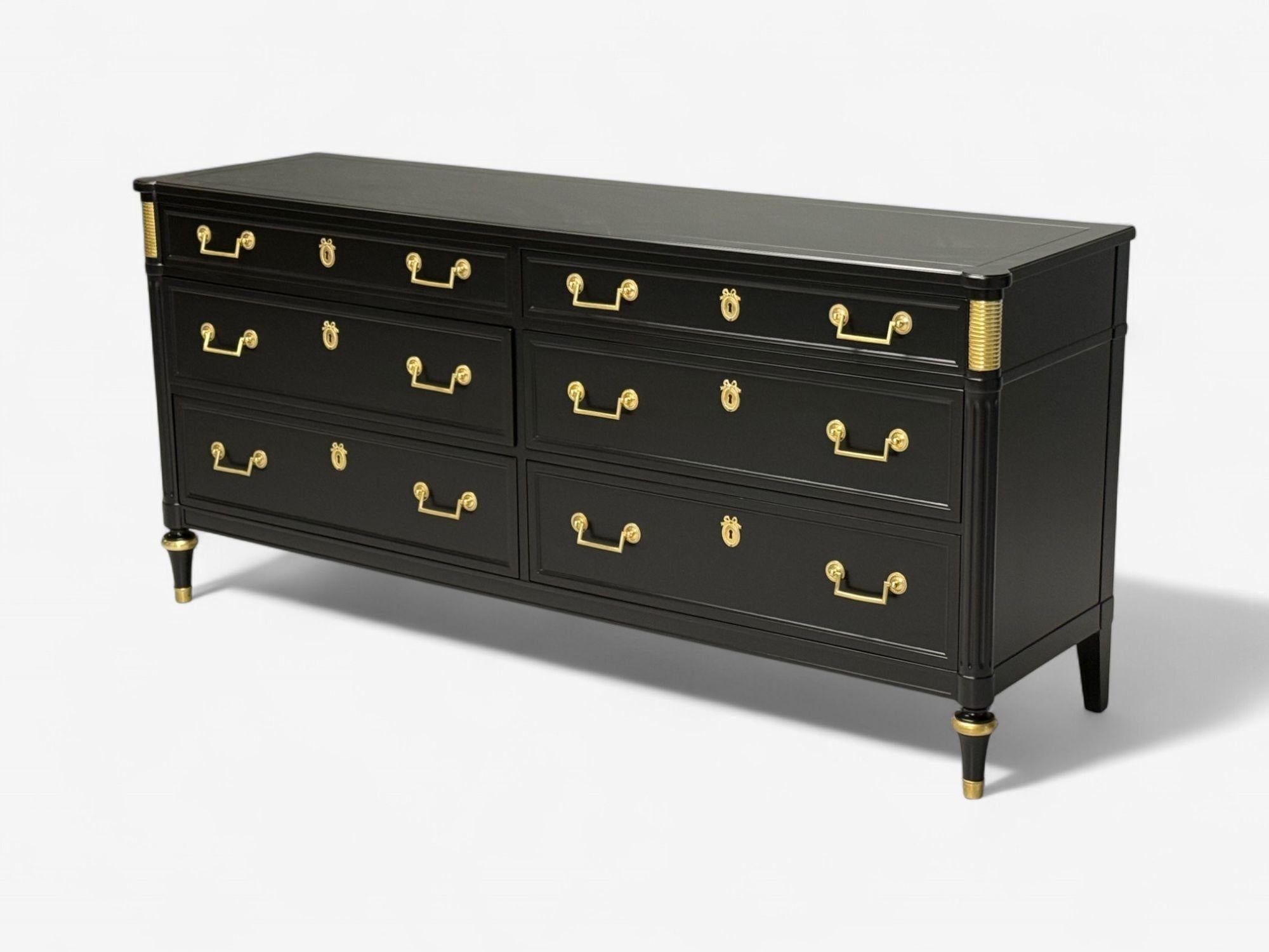 Stile Hollywood Regency, lacca nera, bronzo, cassettone, USA, anni '60 In condizioni buone in vendita a Manhasset, NY