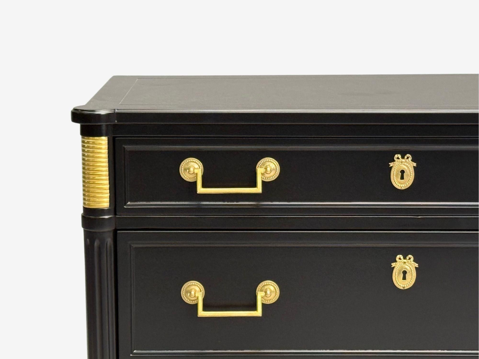 Metà XX secolo Stile Hollywood Regency, lacca nera, bronzo, cassettone, USA, anni '60 in vendita