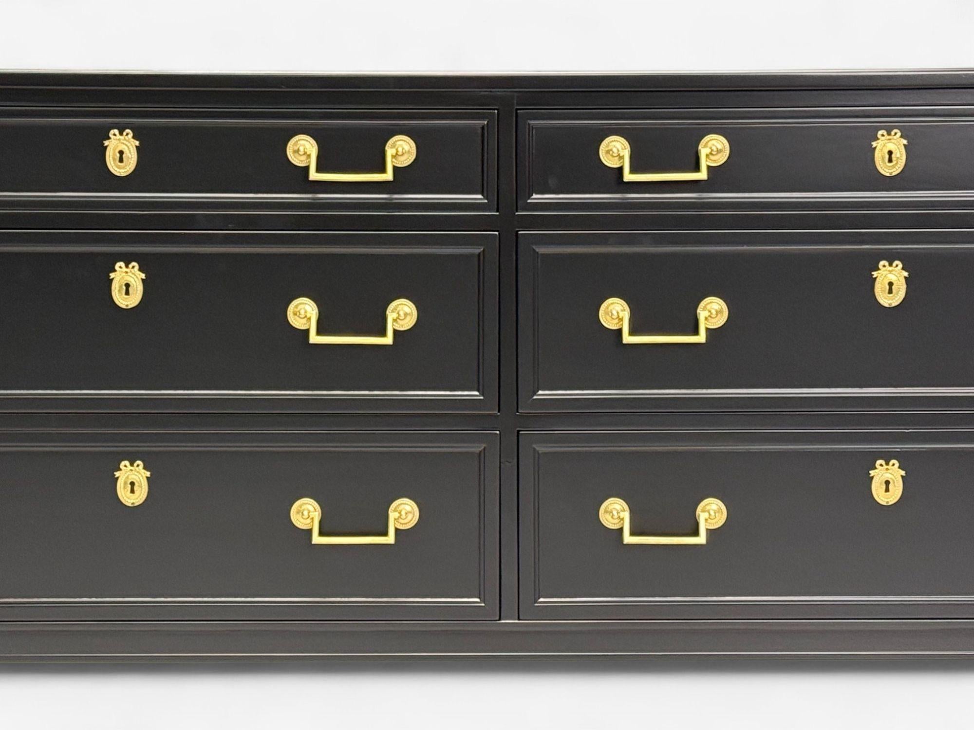 Stile Hollywood Regency, lacca nera, bronzo, cassettone, USA, anni '60 in vendita 3