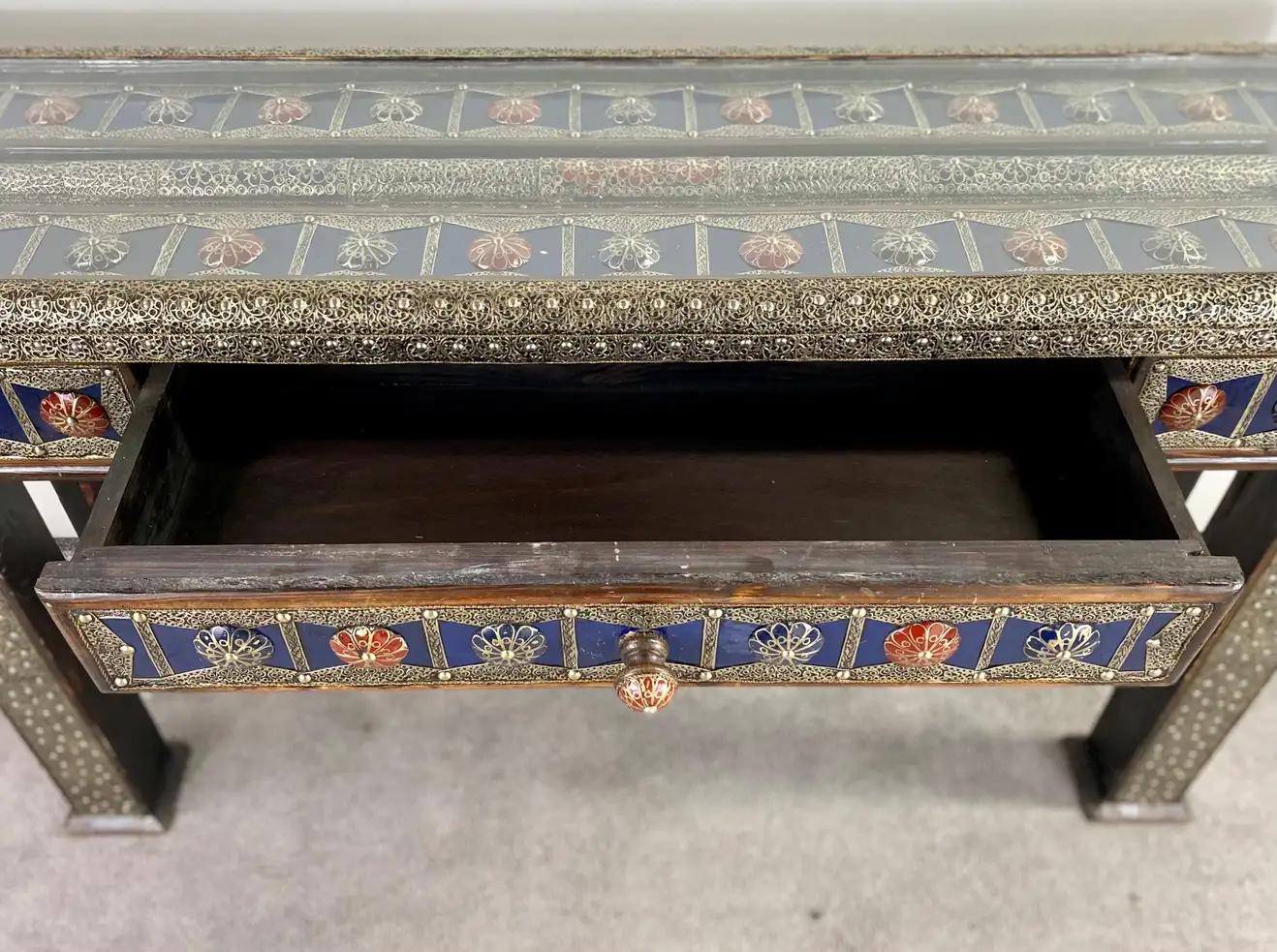 Console in stile Hollywood Regency blu e argento con design a filigrana e un cassetto in vendita 10