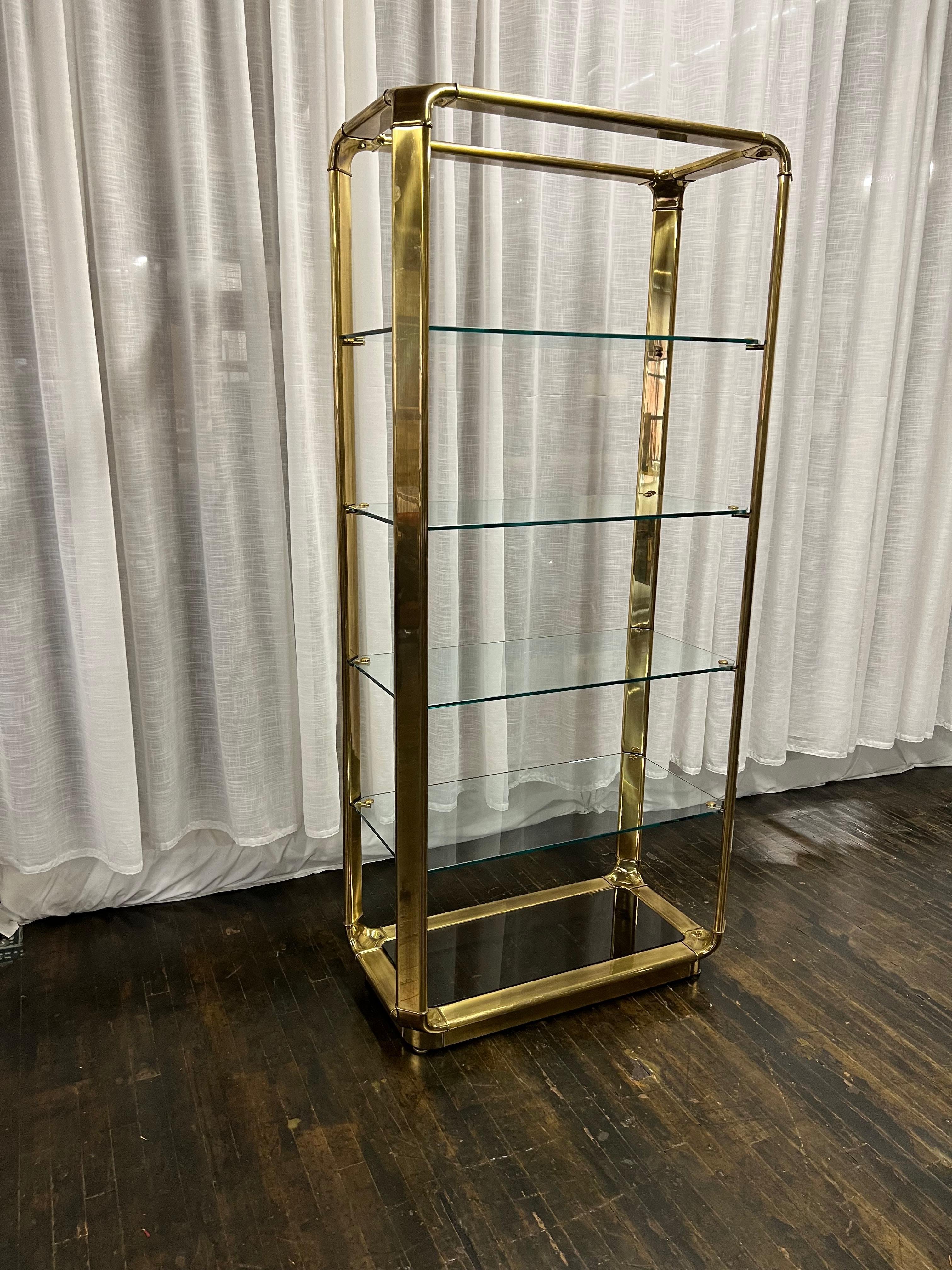 Americano Etagere in ottone e vetro in stile Hollywood Regency di Widdicomb in vendita