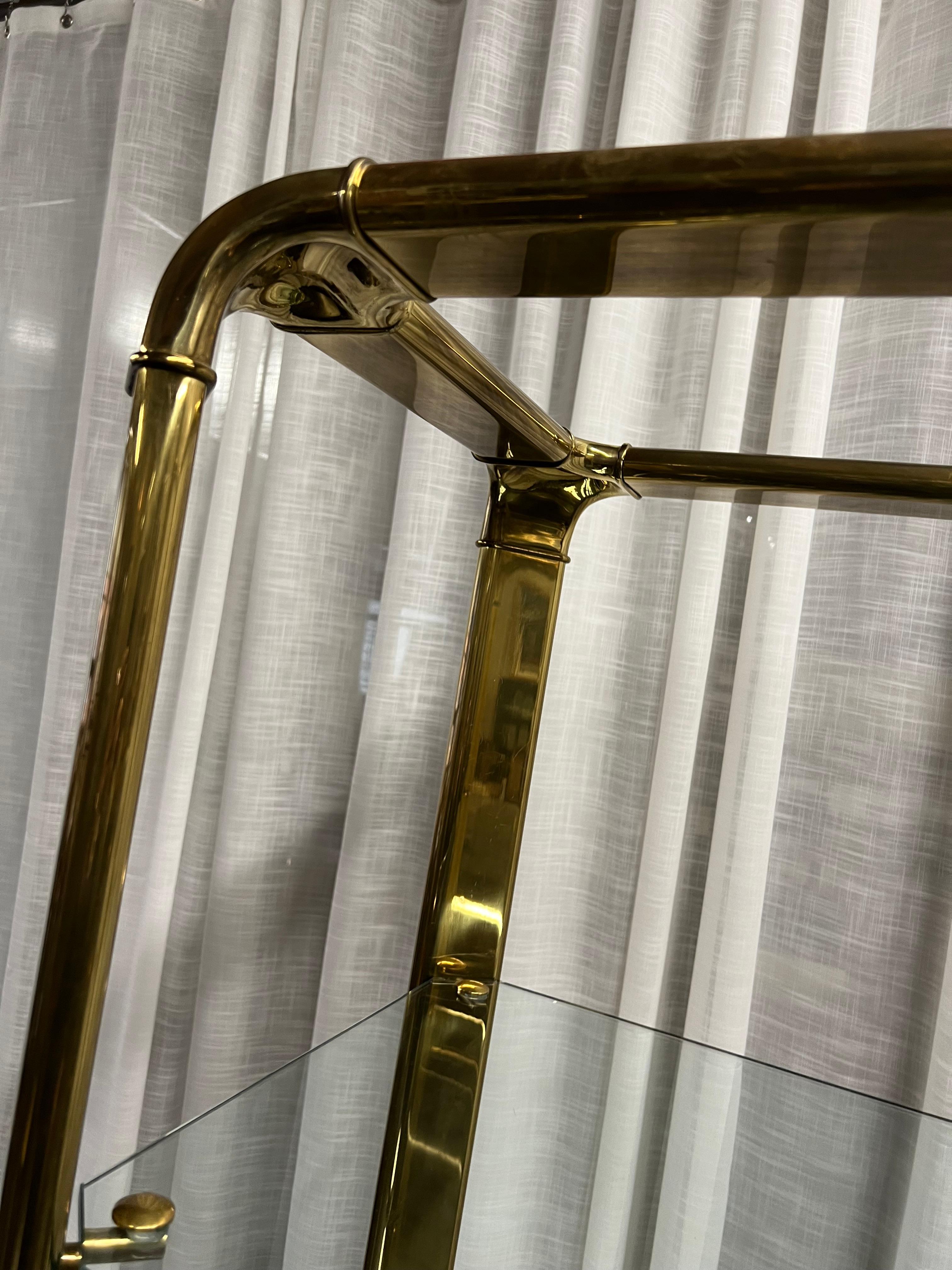 Etagere in ottone e vetro in stile Hollywood Regency di Widdicomb In condizioni buone in vendita a Chicago, IL