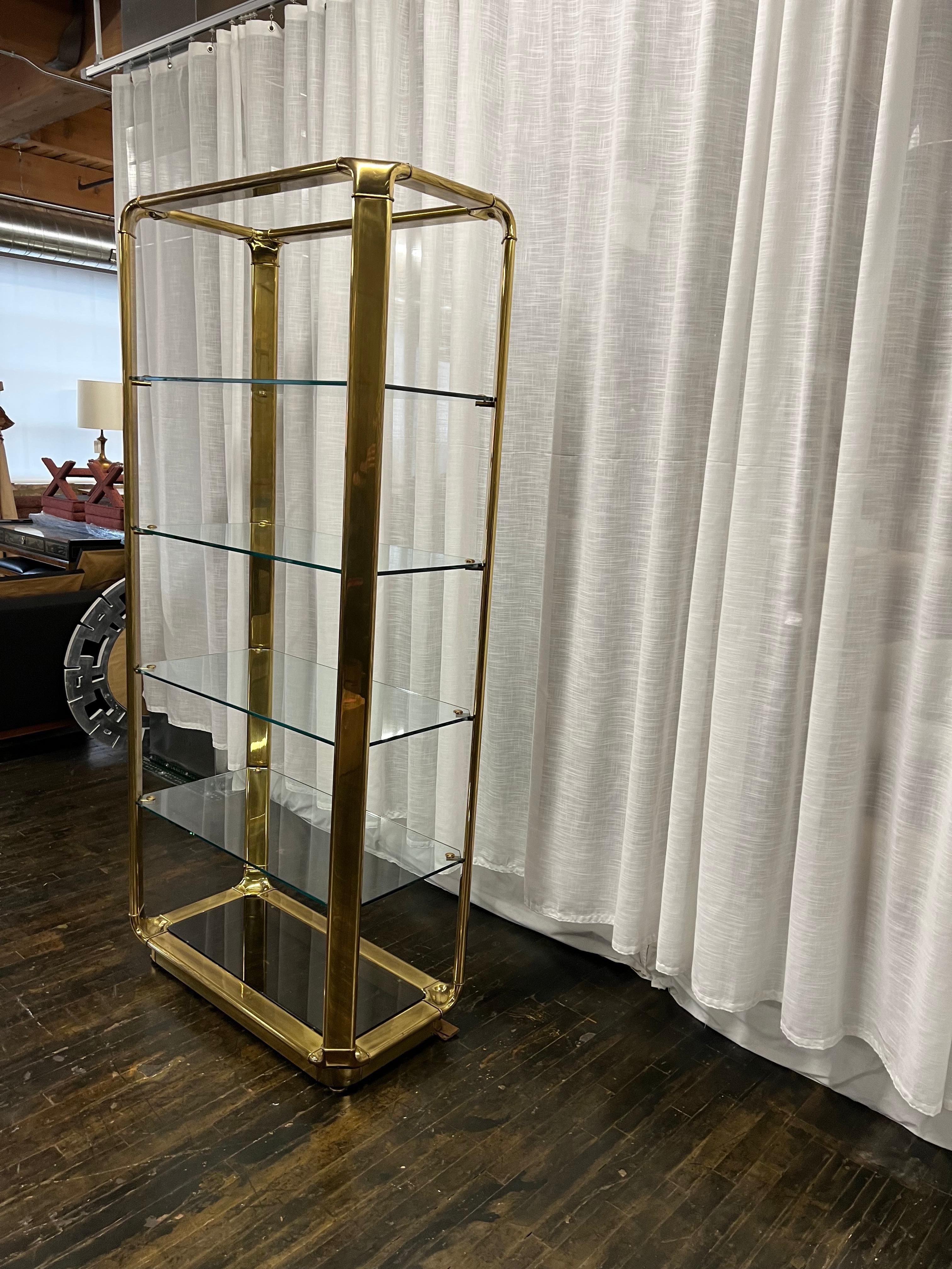 XX secolo Etagere in ottone e vetro in stile Hollywood Regency di Widdicomb in vendita