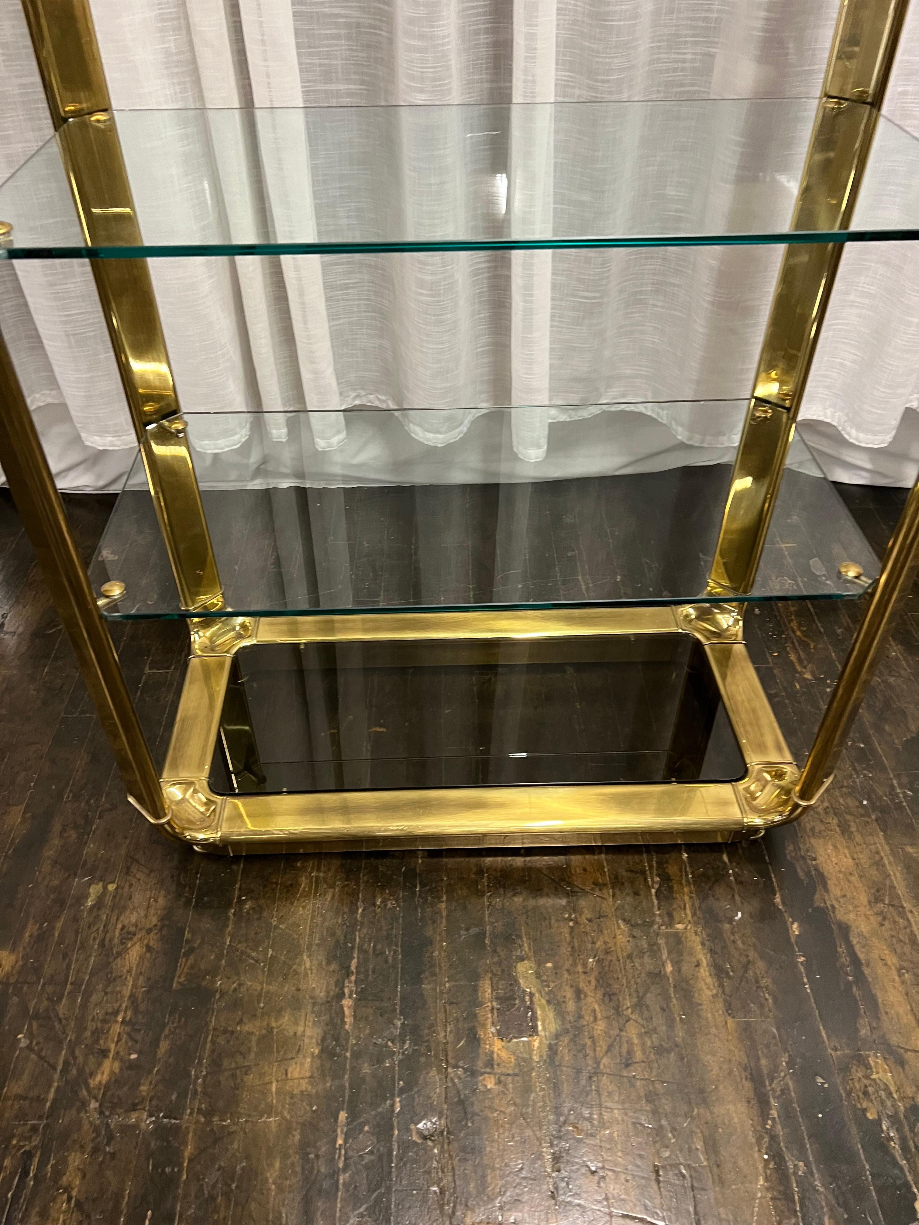 Etagere in ottone e vetro in stile Hollywood Regency di Widdicomb in vendita 2