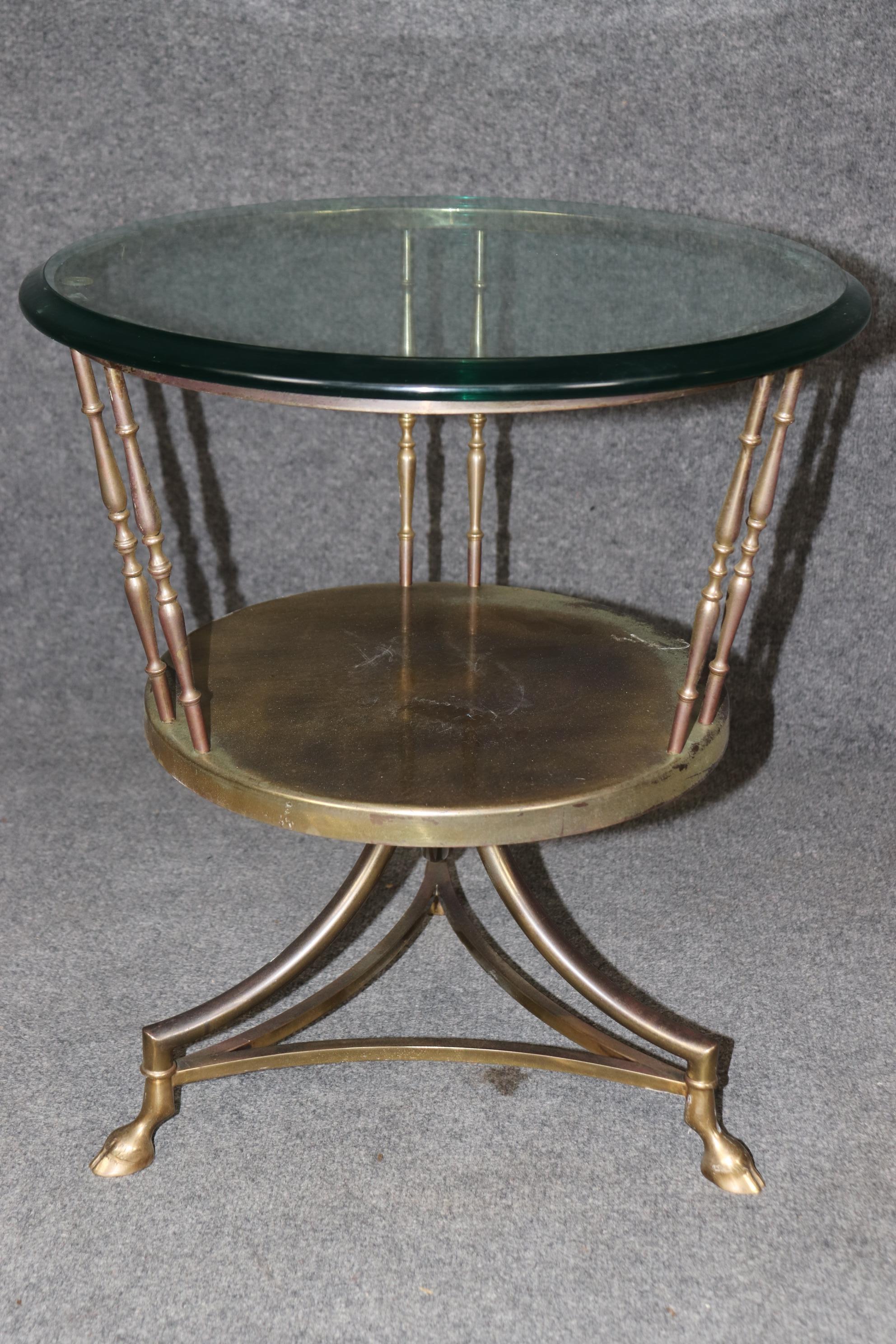Dimensions - H : 22 3/4 in W : 20 po D : 20 po 

Une étonnante table d'appoint à plateau en verre pivotant de style Hollywood Regency, exhalant un glamour opulent et une sophistication intemporelle. Cette pièce de prestige présente une base