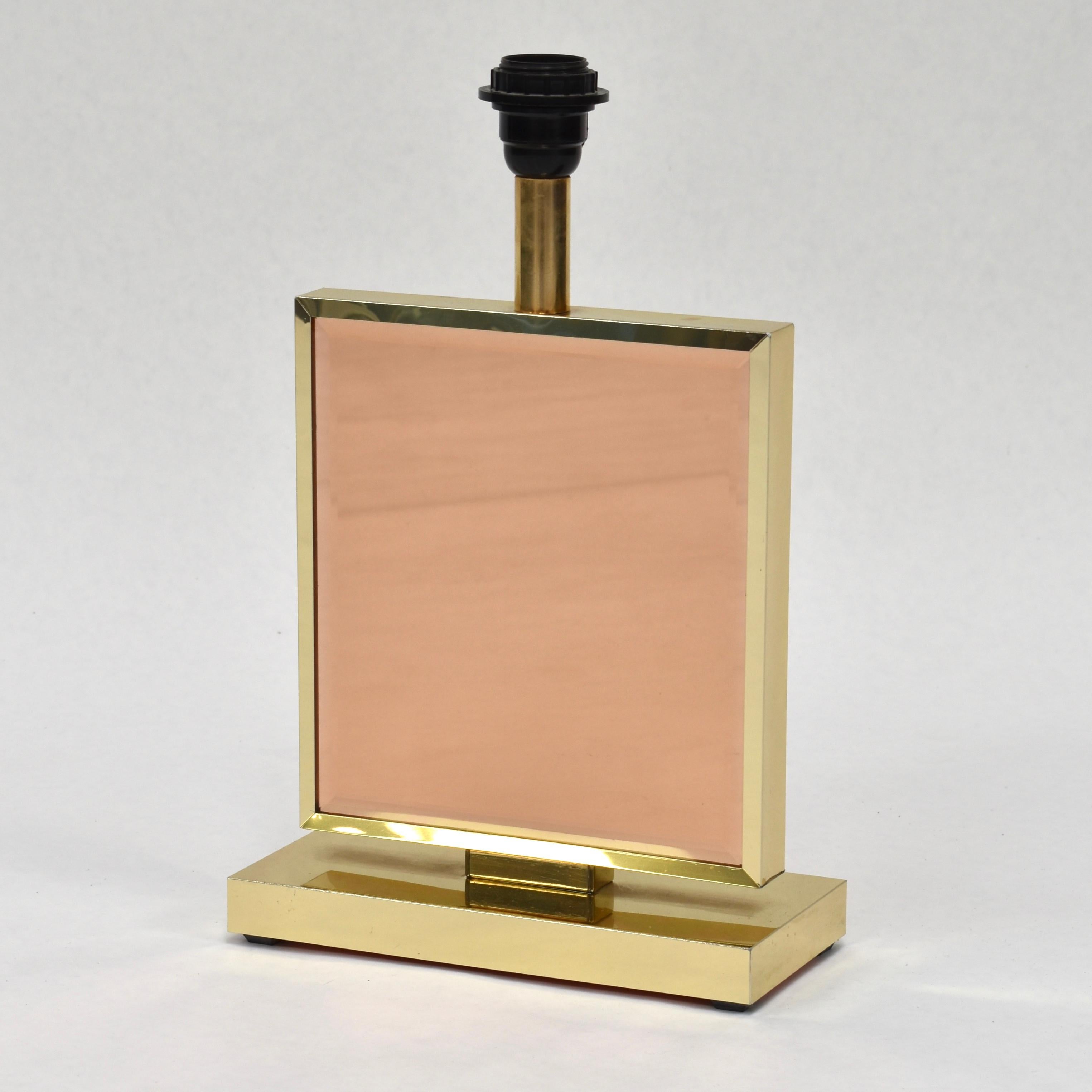 Hollywood Regency style table lamp in brass and salmon colored mirror glass. The edges of the glass are beautifully cut.

Designer: in the style of Willy Rizzo

Manufacturer: Unknown

Country: Italy or France

Model: table lamp

Material: