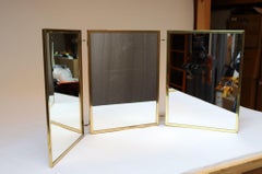 Espejo de mesa / tocador plegable de latón y brocado plateado estilo Hollywood Regency