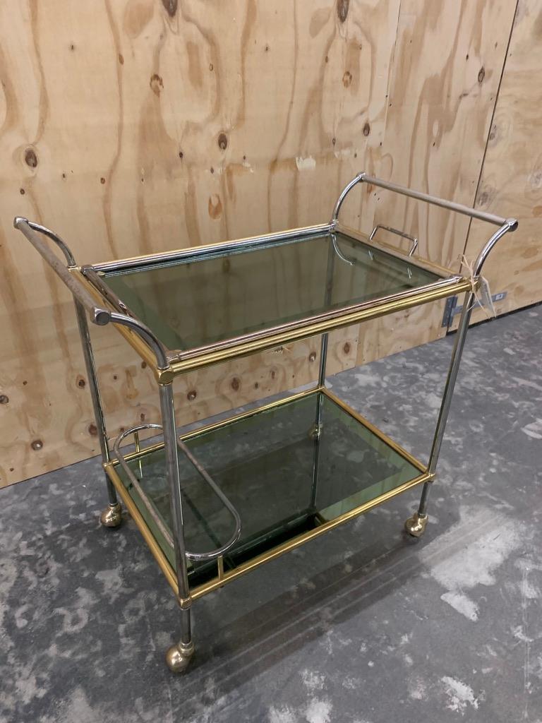 Français Chariot de bar en laiton chromé de style Hollywood Regency en vente