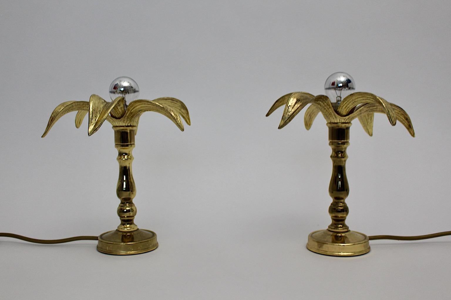 Hollywood regency style vintage pair of golden table lamps or night stand lamps flower like lilies from brass by Willy Daro 1970s Belgium.
Amazing lilies like table lamps from brass, it shows a circular base with slightly curved details, while the