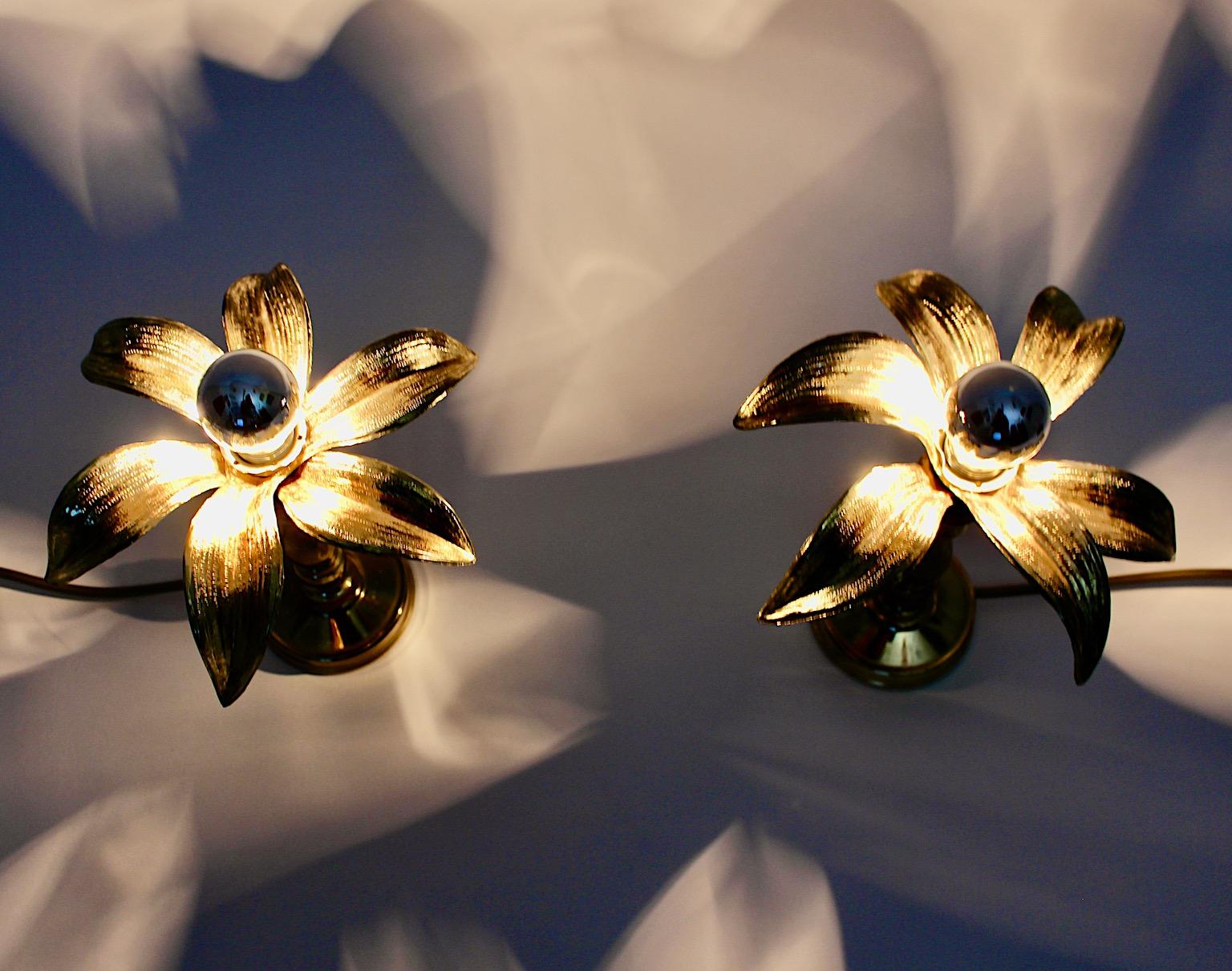 Hollywood Regency Style Brass Duo Table Lamps Flower Lillies Willy Daro, 1970s For Sale 3
