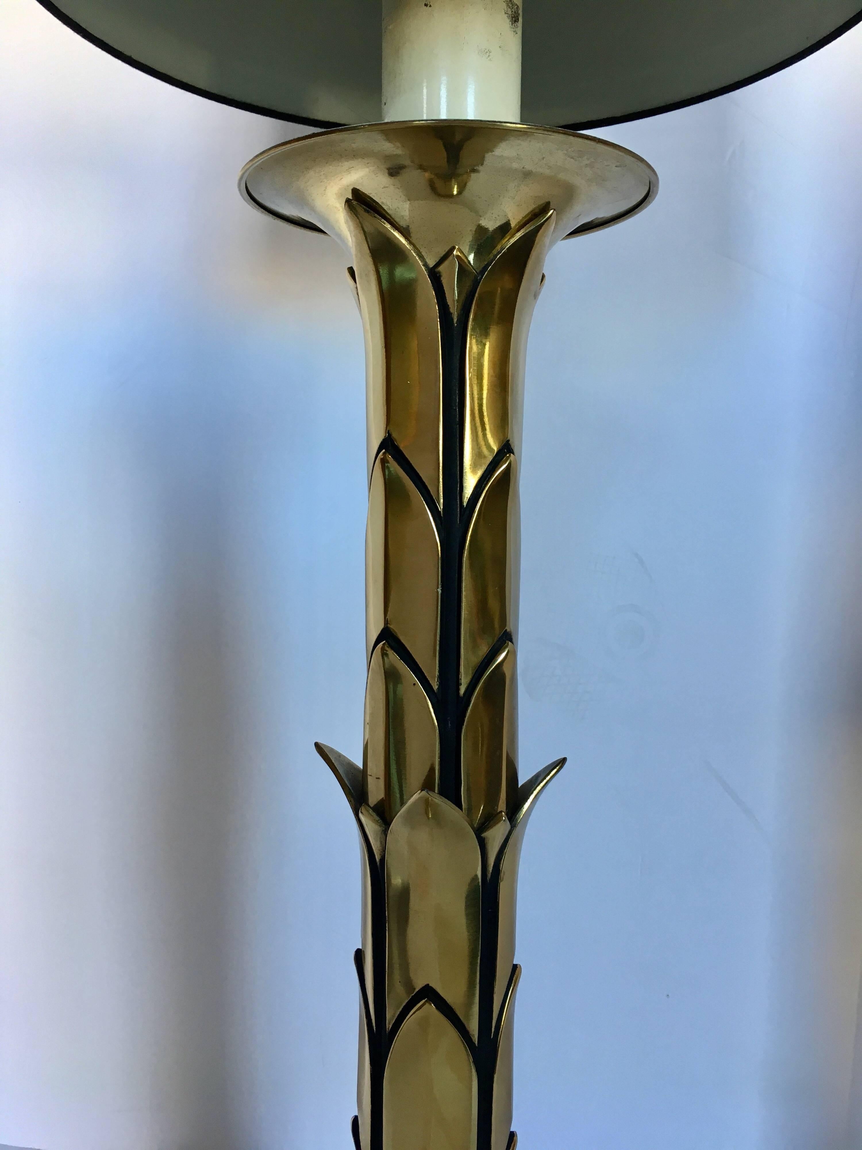 Mid-Century Modern Hollywood Regency style brass palm tree form candlestick table lamp. In the style of Maison Jansen.
Measures: Height 39.5 to top of harp. Lampshade not included.