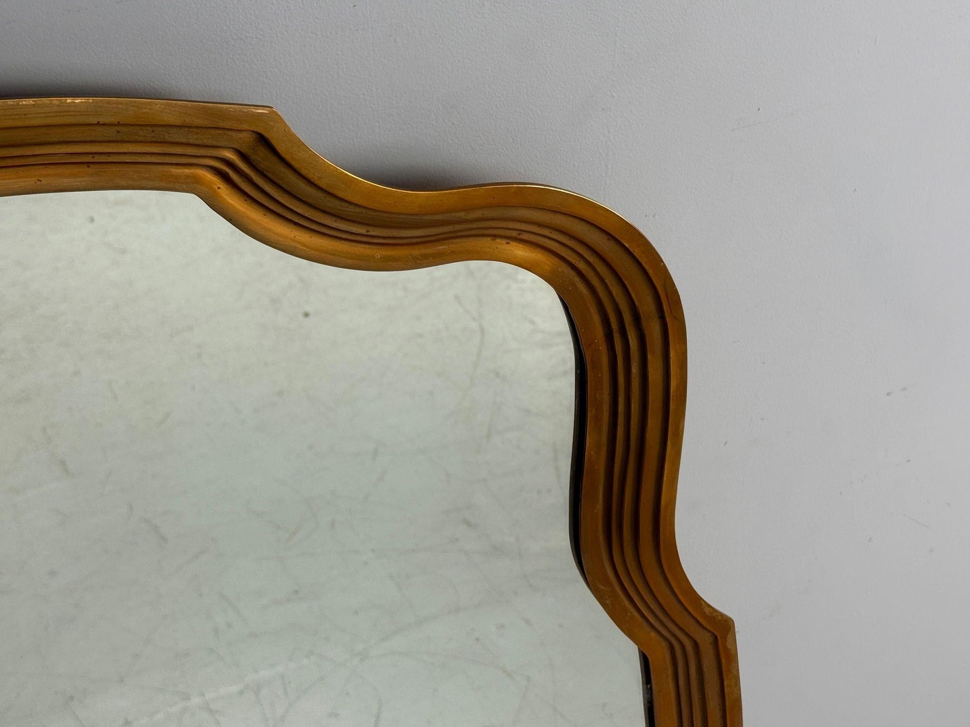 Miroir mural festonné en bronze de style Régence hollywoodienne, États-Unis, années 1950 Bon état - En vente à Manhasset, NY