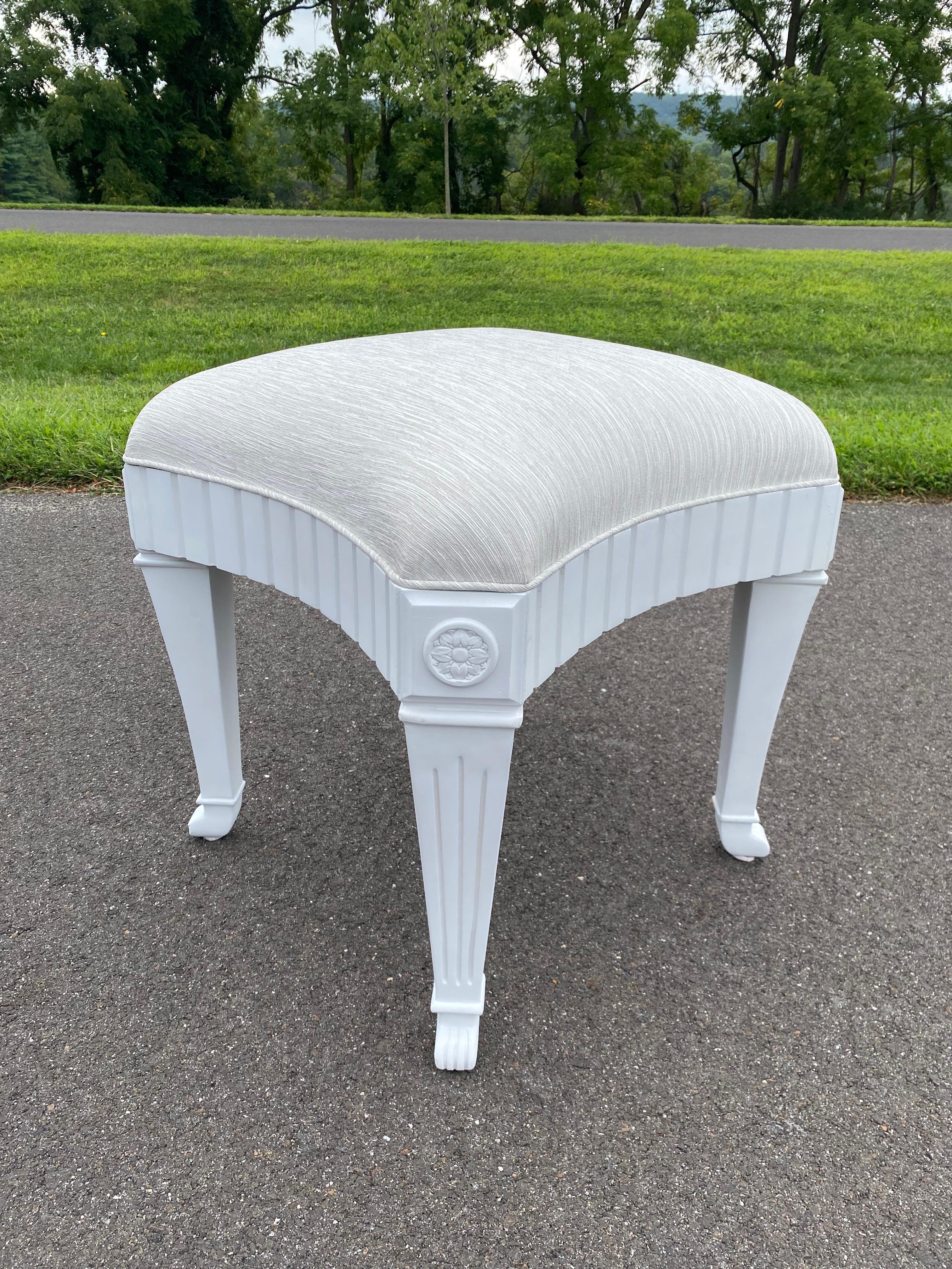 Taburete otomano con patas de escayola estilo Hollywood Regency Casa Stradivari en venta 3