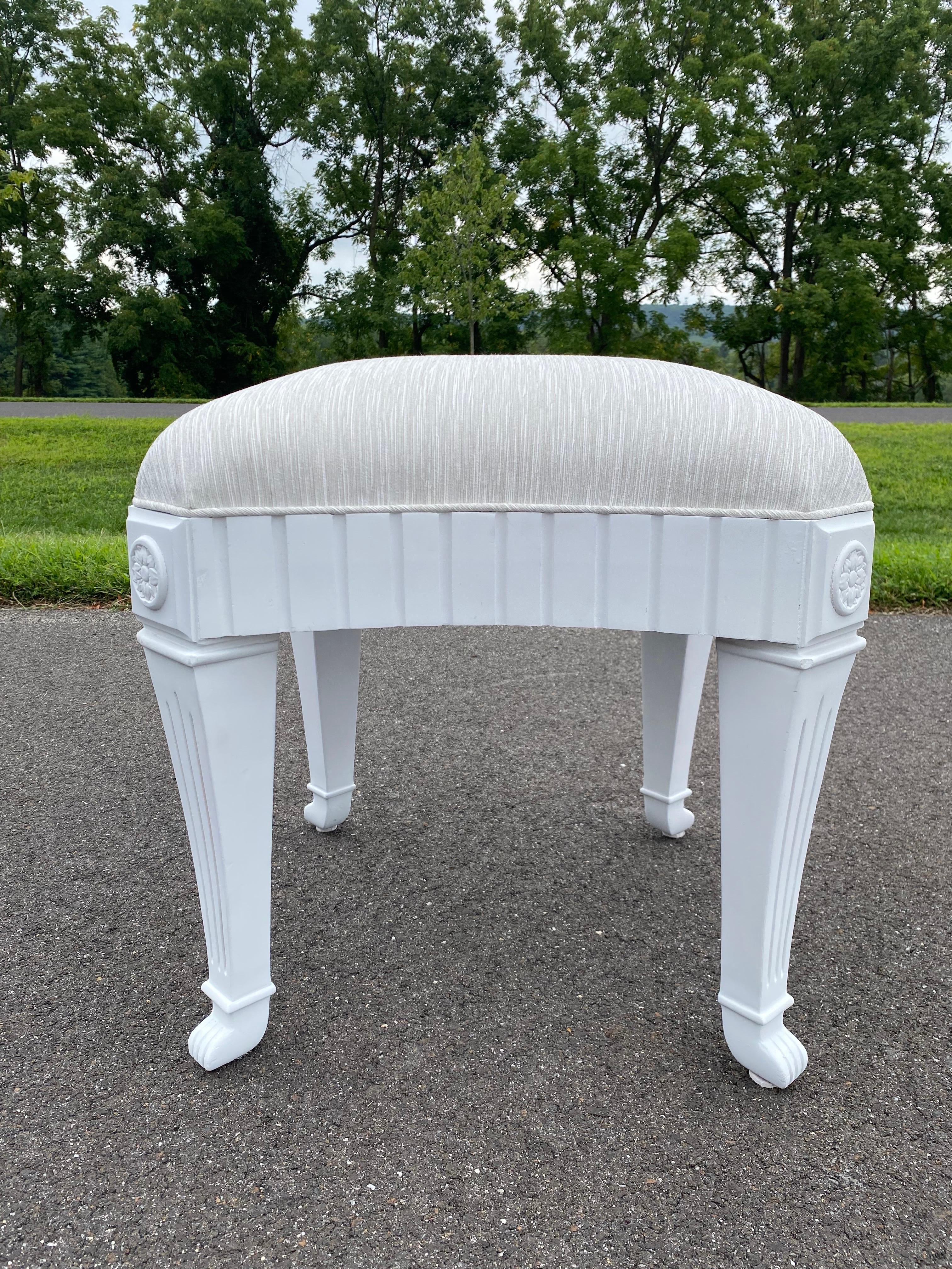 Tissu d'ameublement Tabouret ottoman en plâtre Casa Stradivari, de style Hollywood Regency, avec pieds en patte d'oie. en vente