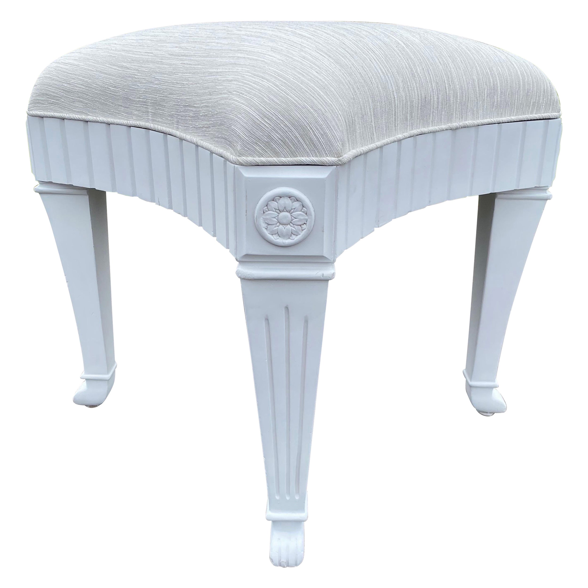Sgabello con piede a zampa in gesso di Casa Stradivari in stile Hollywood Regency