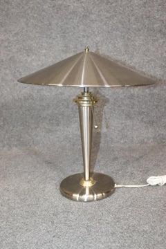 Lampe de bureau de style Hollywood Regency en chrome et métal à la manière de John Vesey