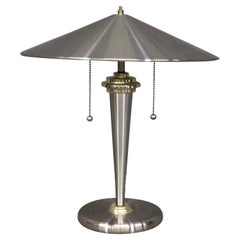 Lampe de bureau de style Hollywood Regency en chrome et métal à la manière de John Vesey Lampe de bureau de style Hollywood Regency en chrome et métal à la manière de John Vesey