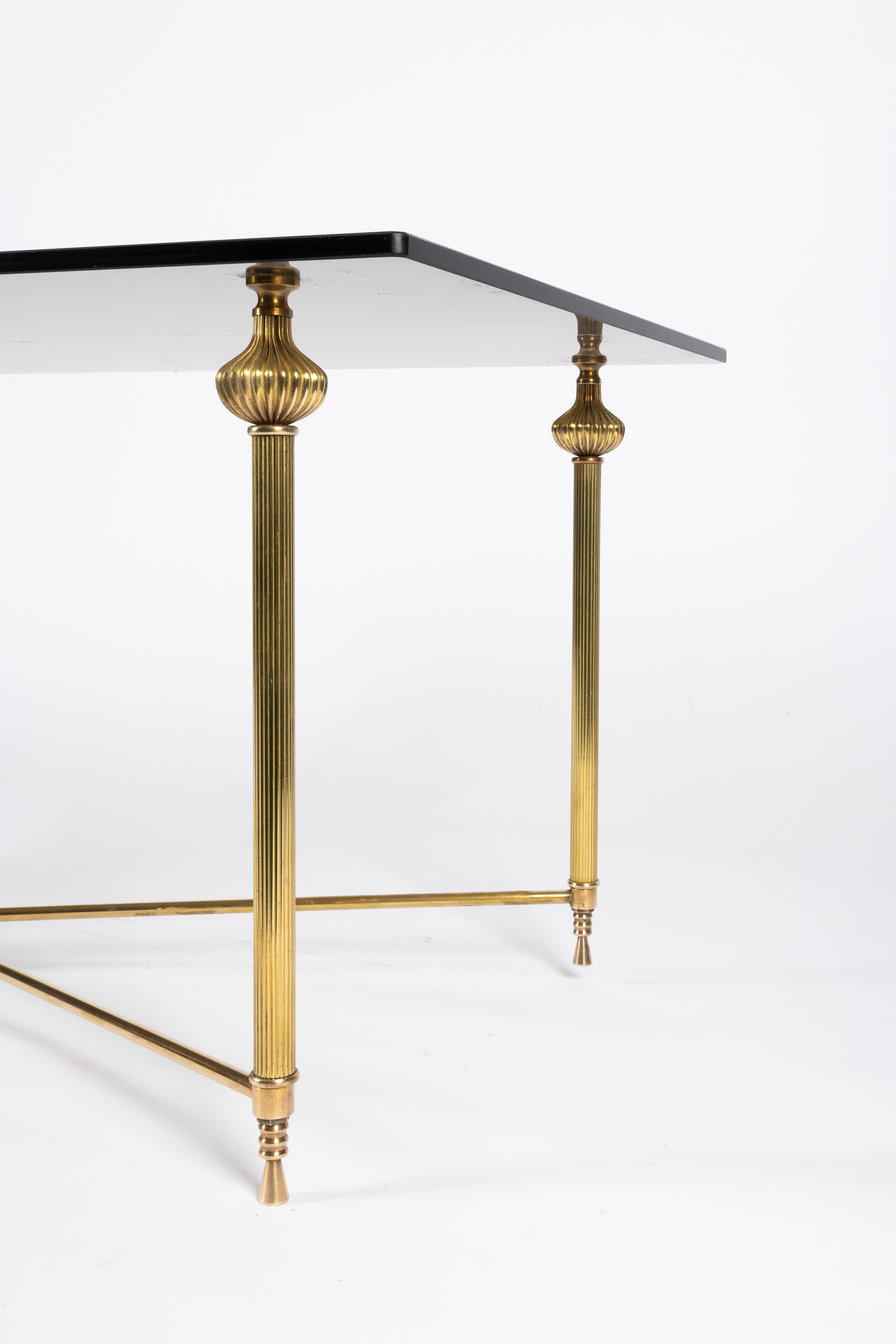 Français Table basse de style régence hollywoodienne en laiton et verre, style Maison Janssen en vente