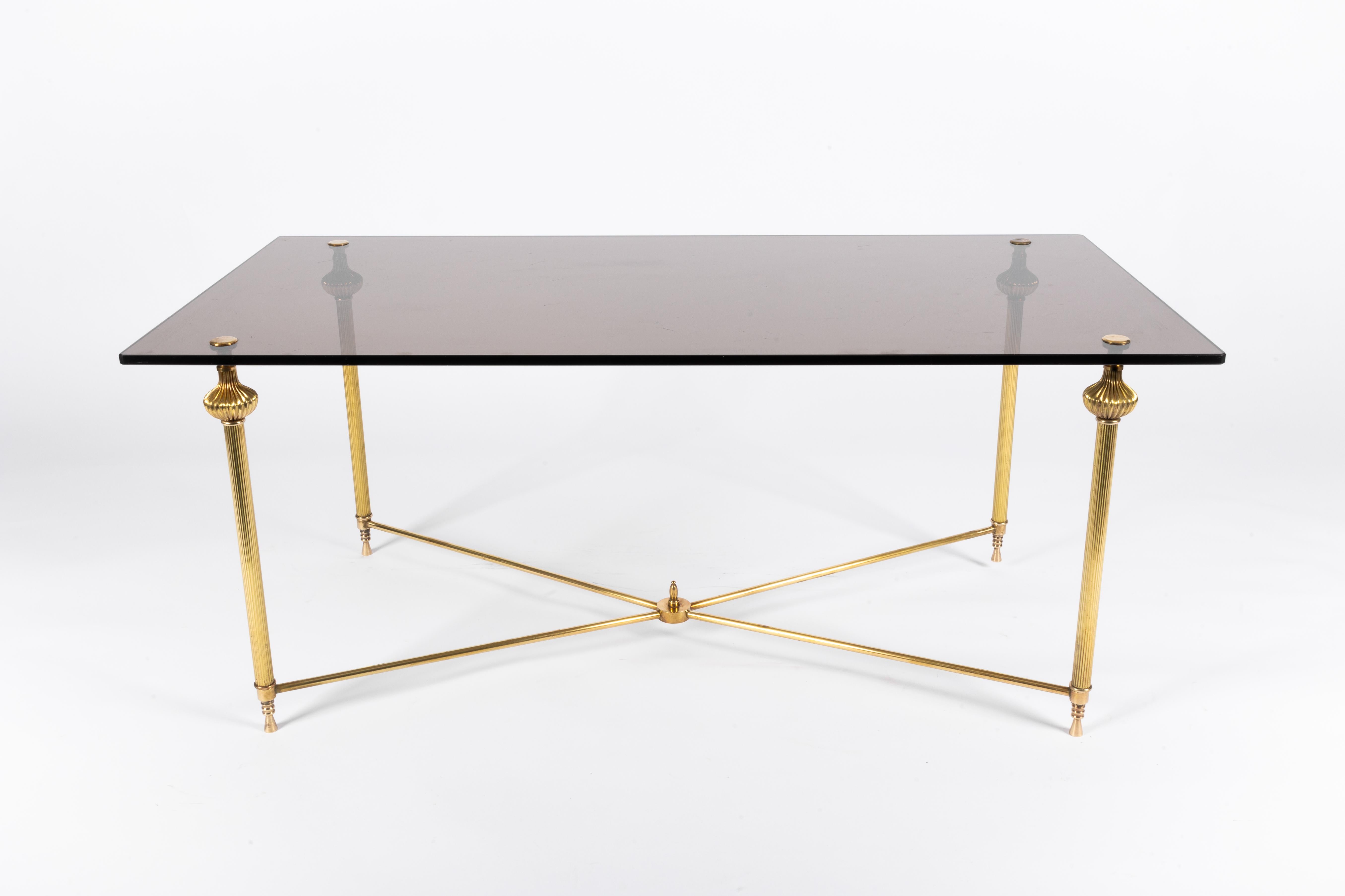 Moulé Table basse de style régence hollywoodienne en laiton et verre, style Maison Janssen en vente