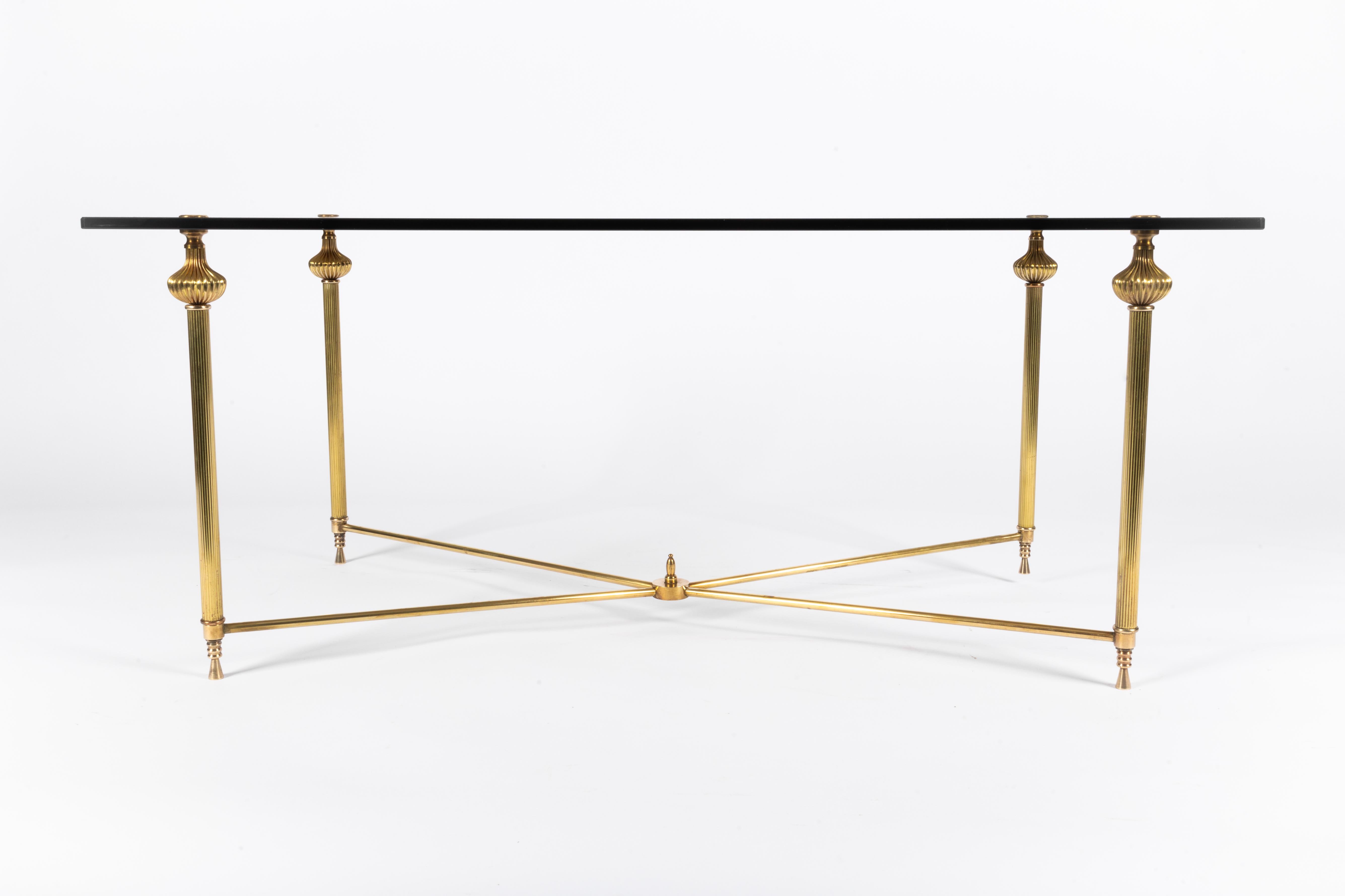 Table basse de style régence hollywoodienne en laiton et verre, style Maison Janssen Bon état - En vente à Zemst, BE