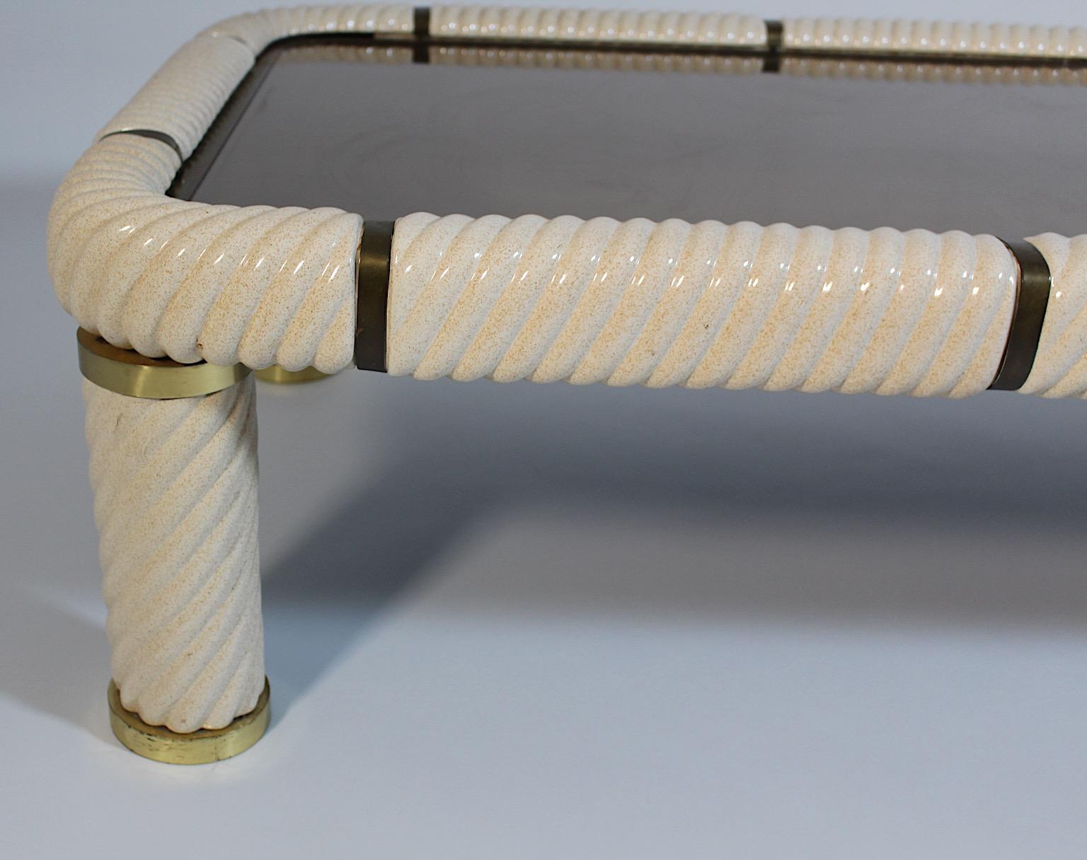 Table de canapé en céramique et laiton blanc crème de style Hollywood Regency Tommaso Barbi Italie en vente 4